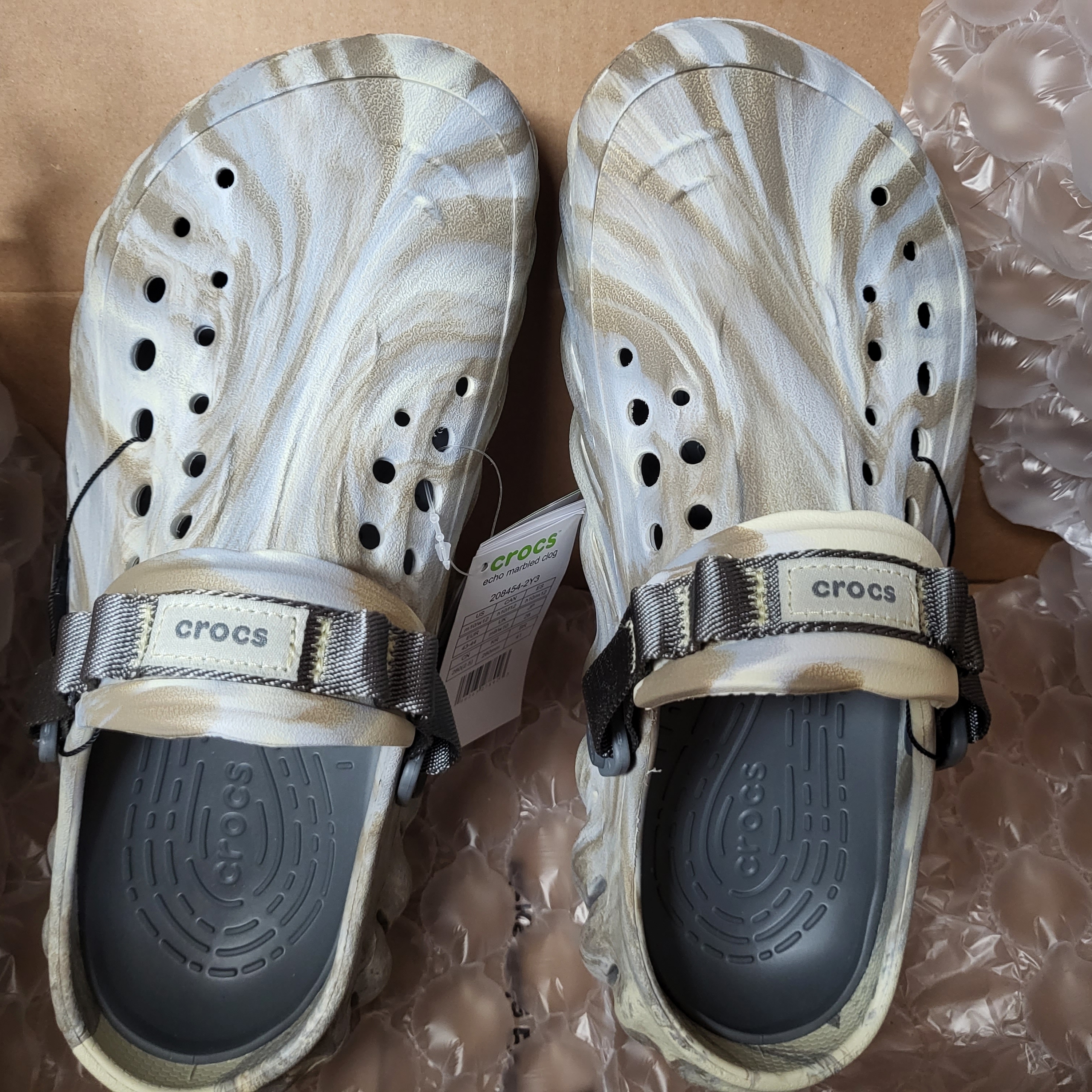 Crocs Echo Marbled Clog Bone Multi 착용 스타일