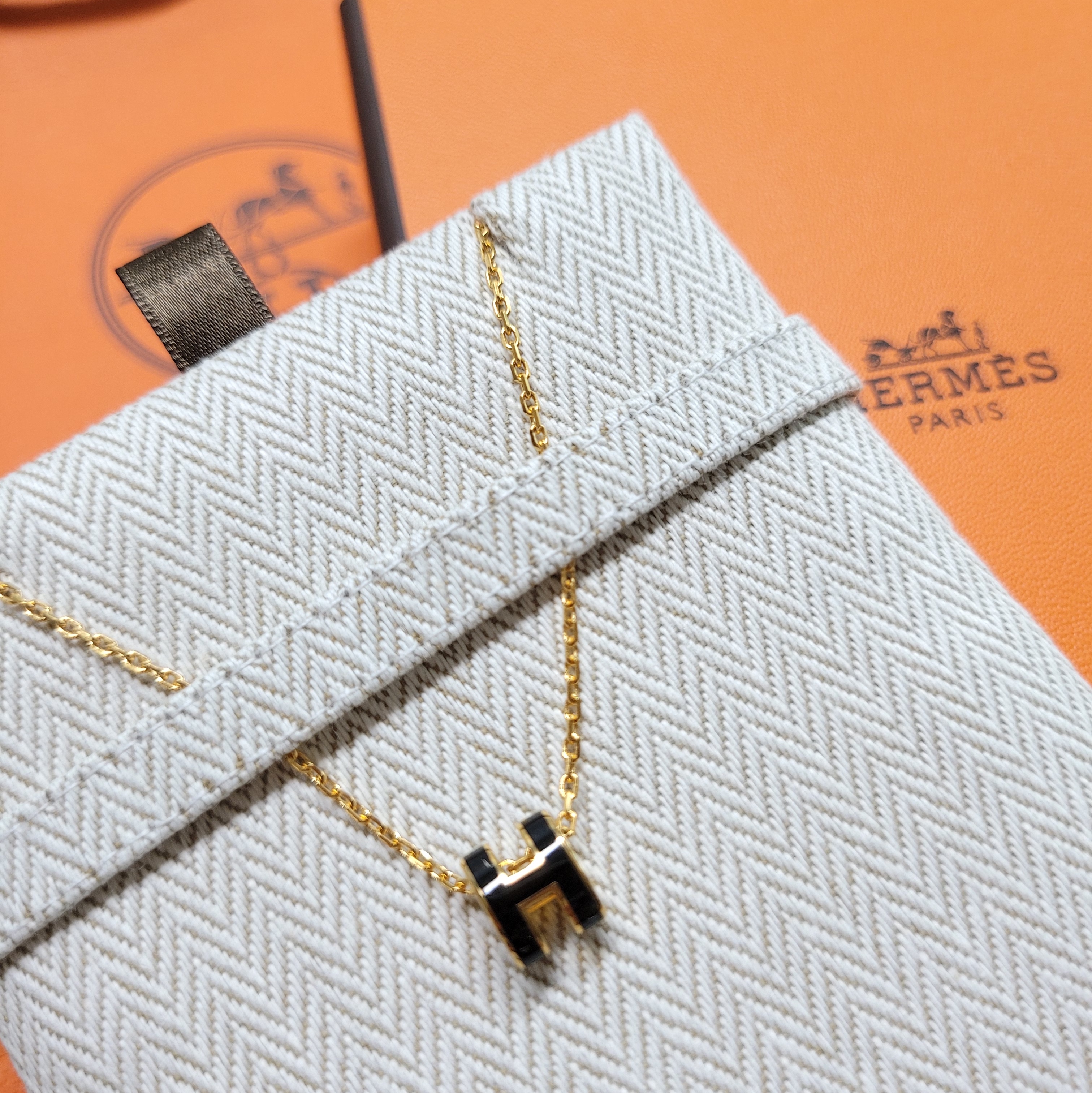 (W) Hermes Mini Pop H Pendant Gold & Noir 착용 스타일