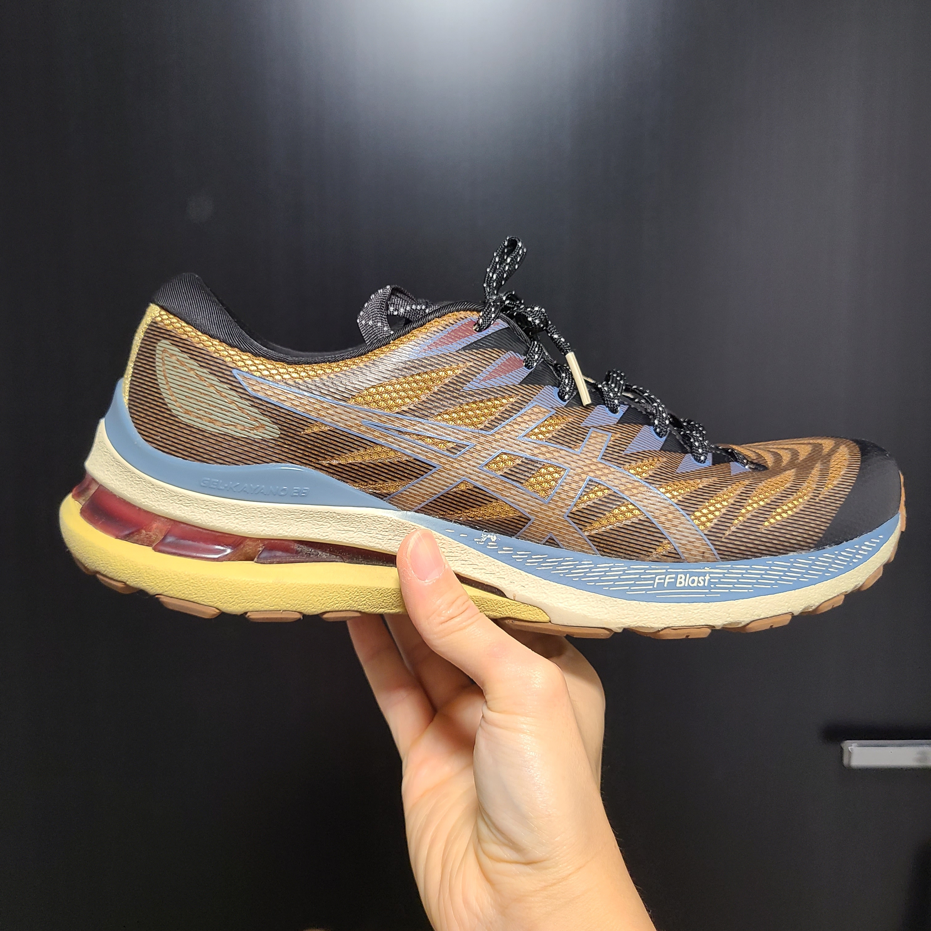 (W) Asics FN3-S Gel-Kayano 28 Anthracite Antique Gold 착용 스타일