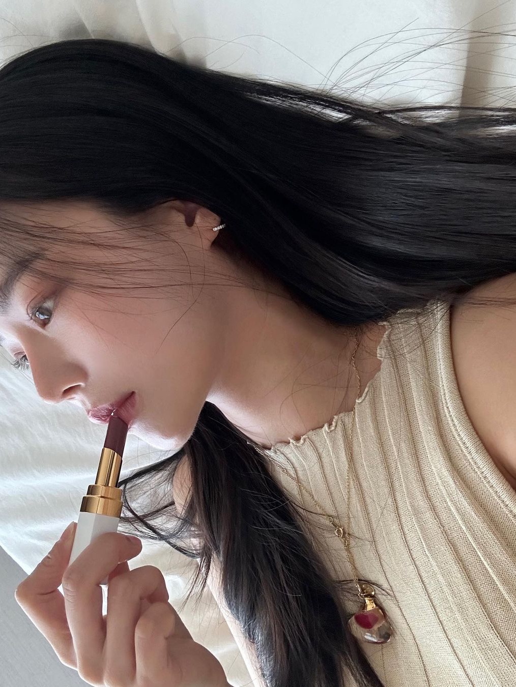 Chanel Rouge Coco Baume 930 Sweet Treat 착용 스타일