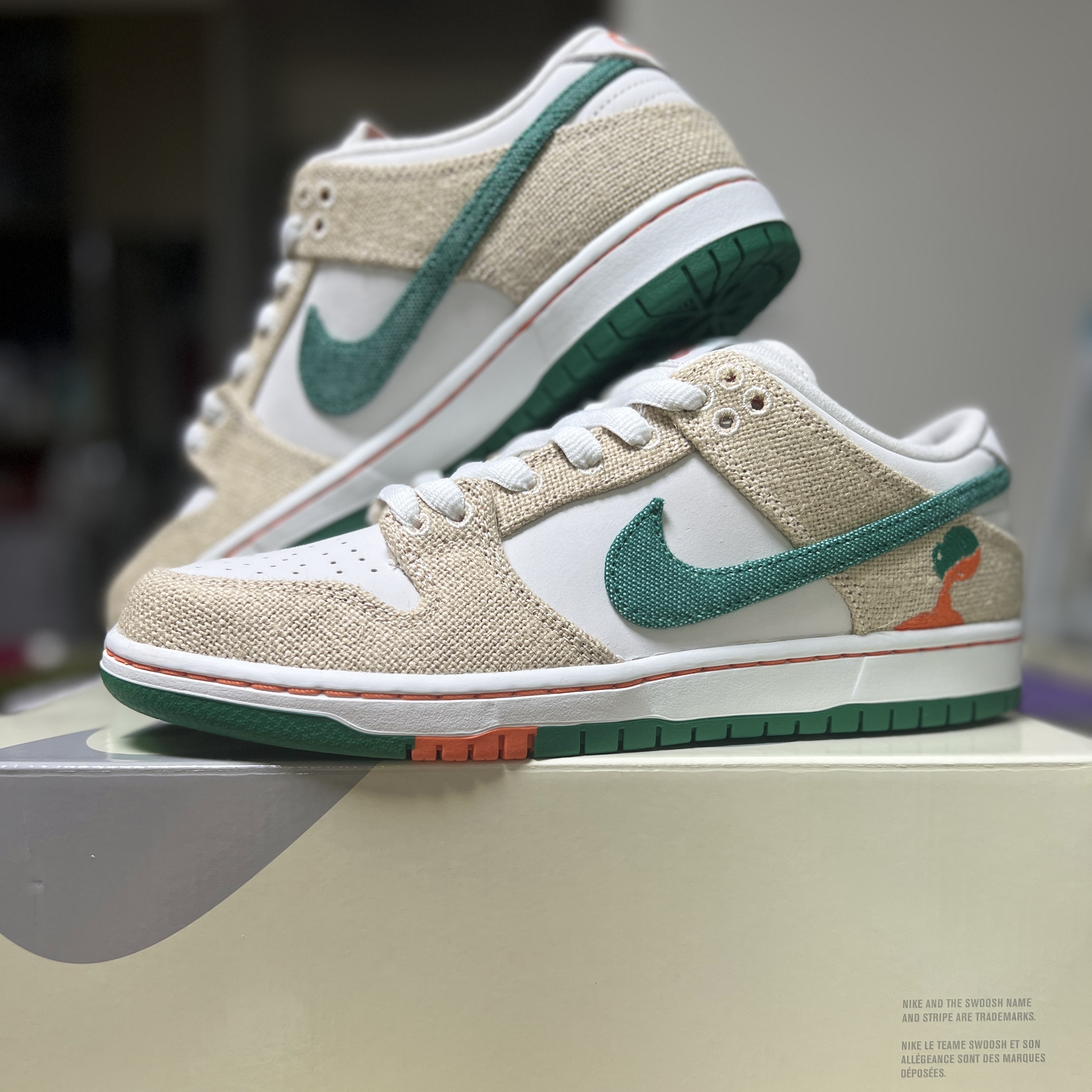 Nike x Jarritos SB Dunk Low Phantom and Malachite 착용 스타일