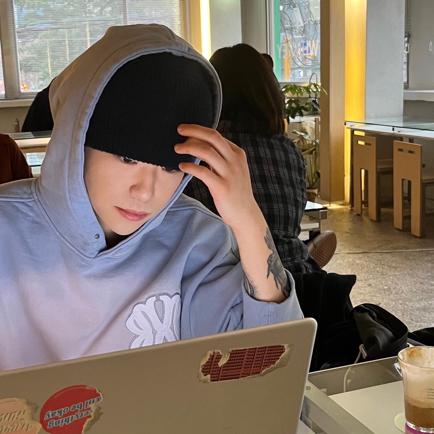 조던 1 x 트래비스 스캇 x 프라그먼트 레트로 로우 OG SP 밀리터리 블루 착용 스타일 - 3