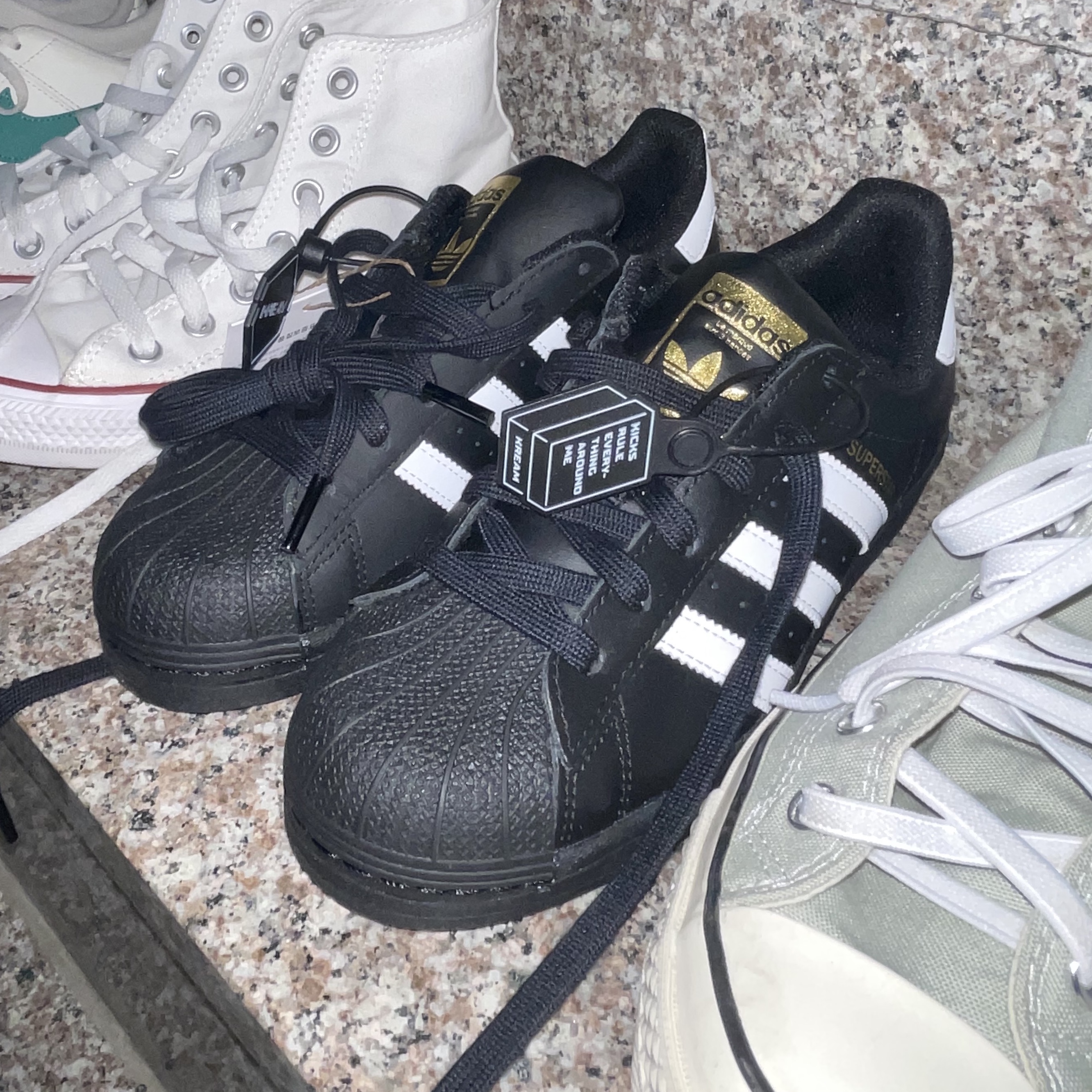 (J) Adidas Superstar Black White 착용 스타일