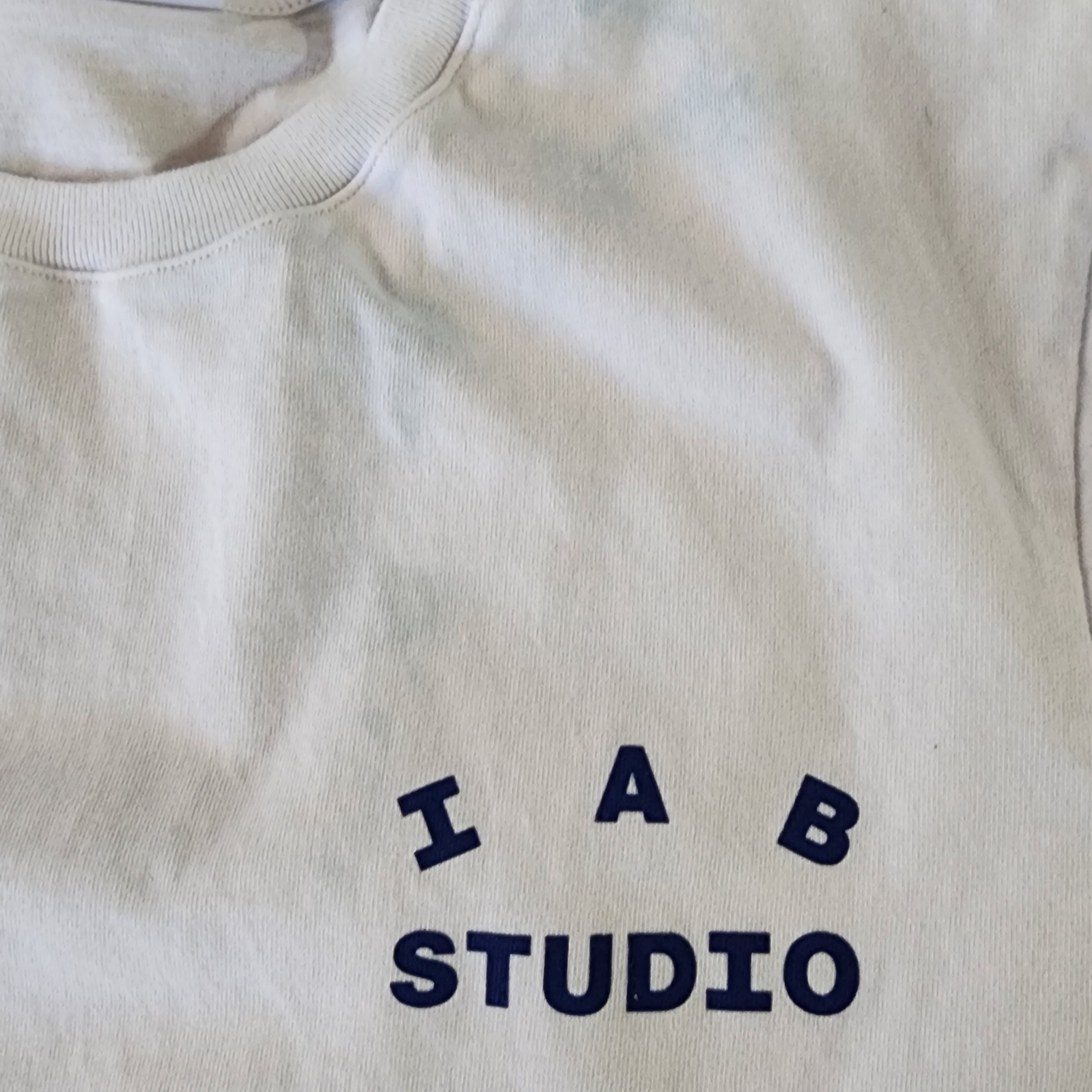 IAB Studio T-Shirt White Navy - 22FW 착용 스타일