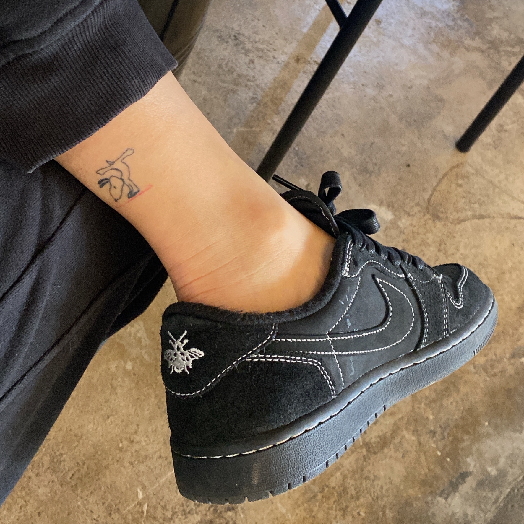 Jordan 1 x Travis Scott Retro Low OG SP Black Phantom 착용 스타일 - 2
