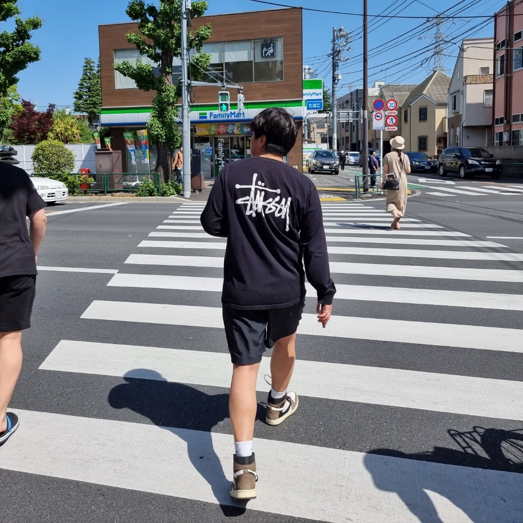 Stussy Basic Stussy LS T-Shirt Black 2022, Jordan 1 x Travis Scott Retro High OG SP Mocha 착용 스타일