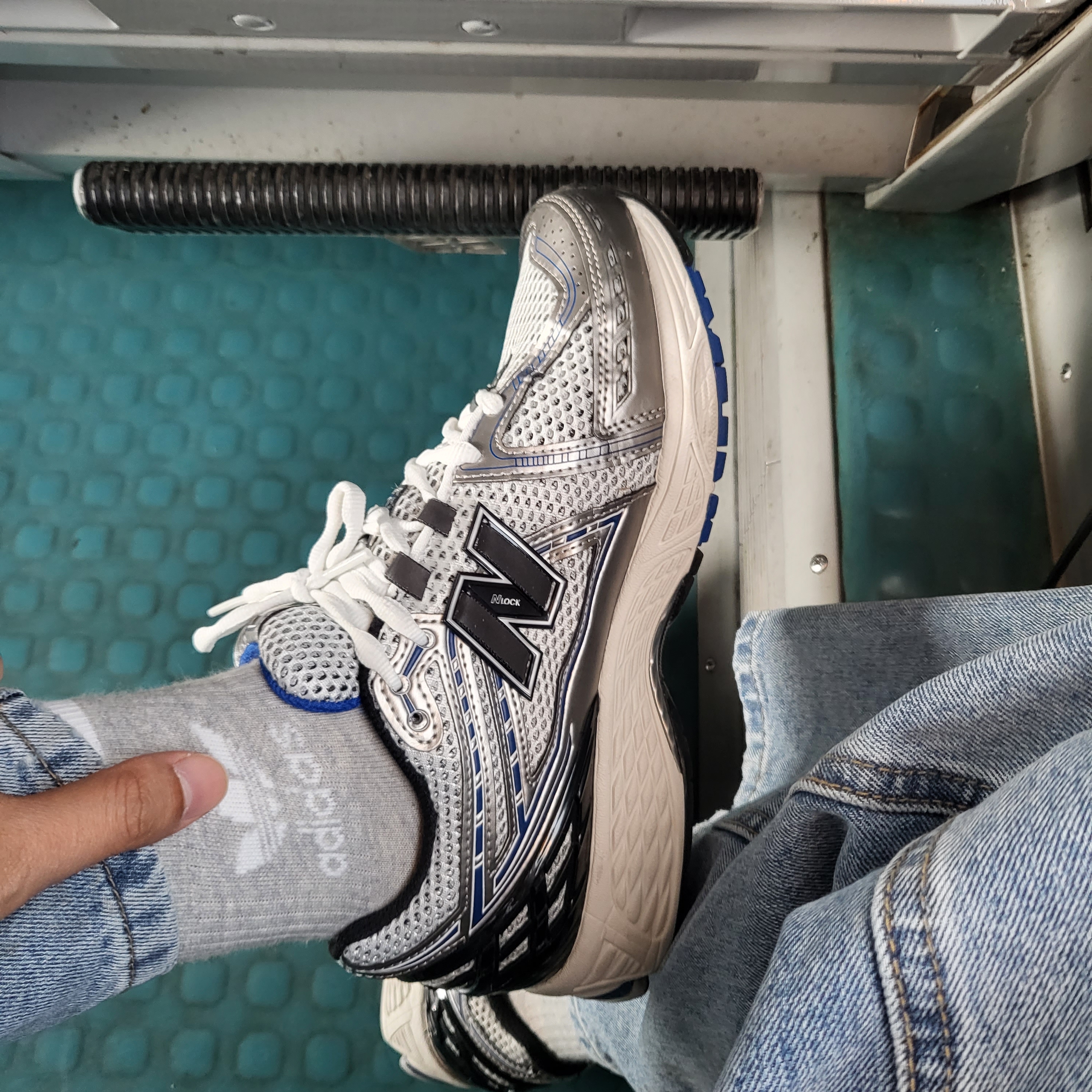 New Balance 1906R Silver Metallic 착용 스타일 - 2