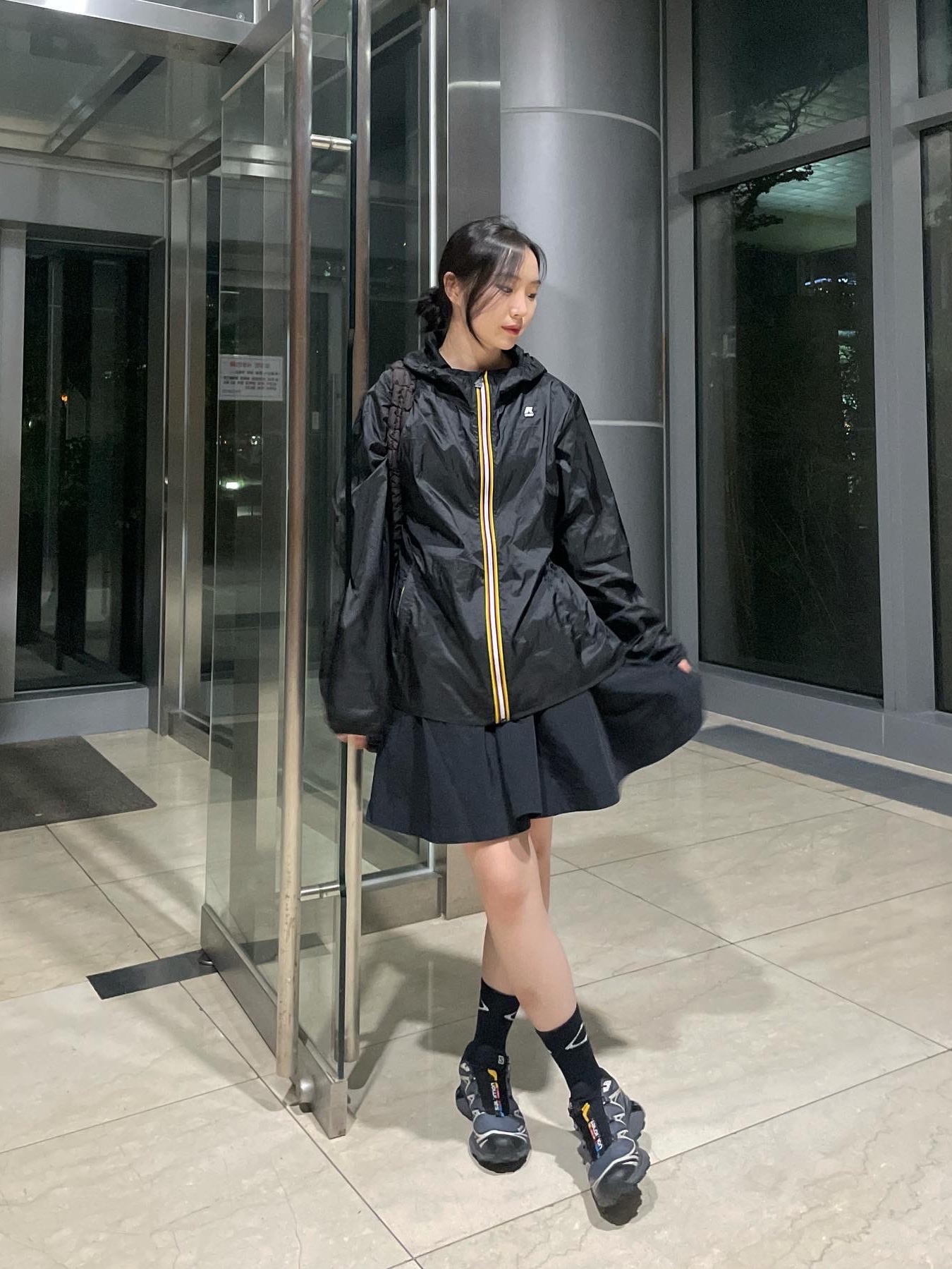 Salomon XT-6 Gore-Tex Black Ebony, COS Quilted Oversized Shoulder Bag Brown 착용 스타일 - 1