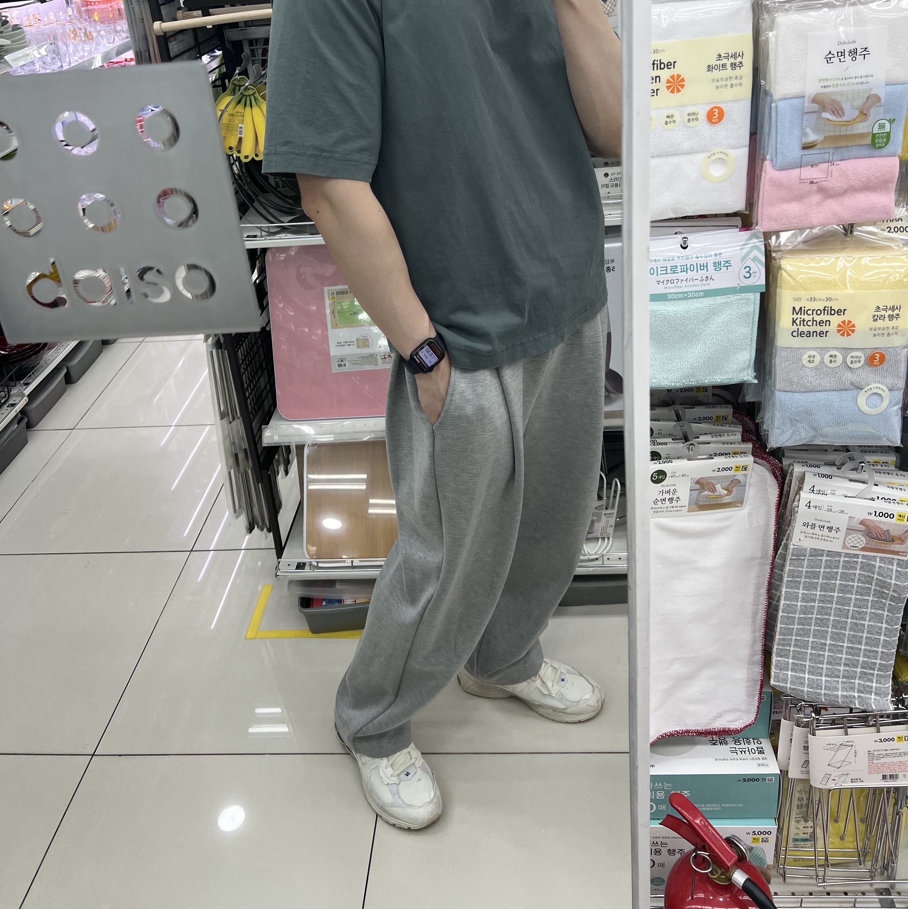 New Balance 2002R Protection Pack Sea Salt 착용 스타일