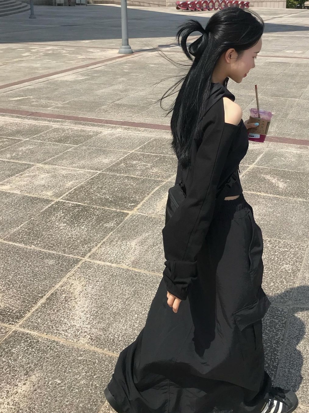 아트오브필드 오프숄더 후드 자켓 블랙, 아크테릭스 맨티스 1 웨이스트팩 블랙 착용 스타일 - 2