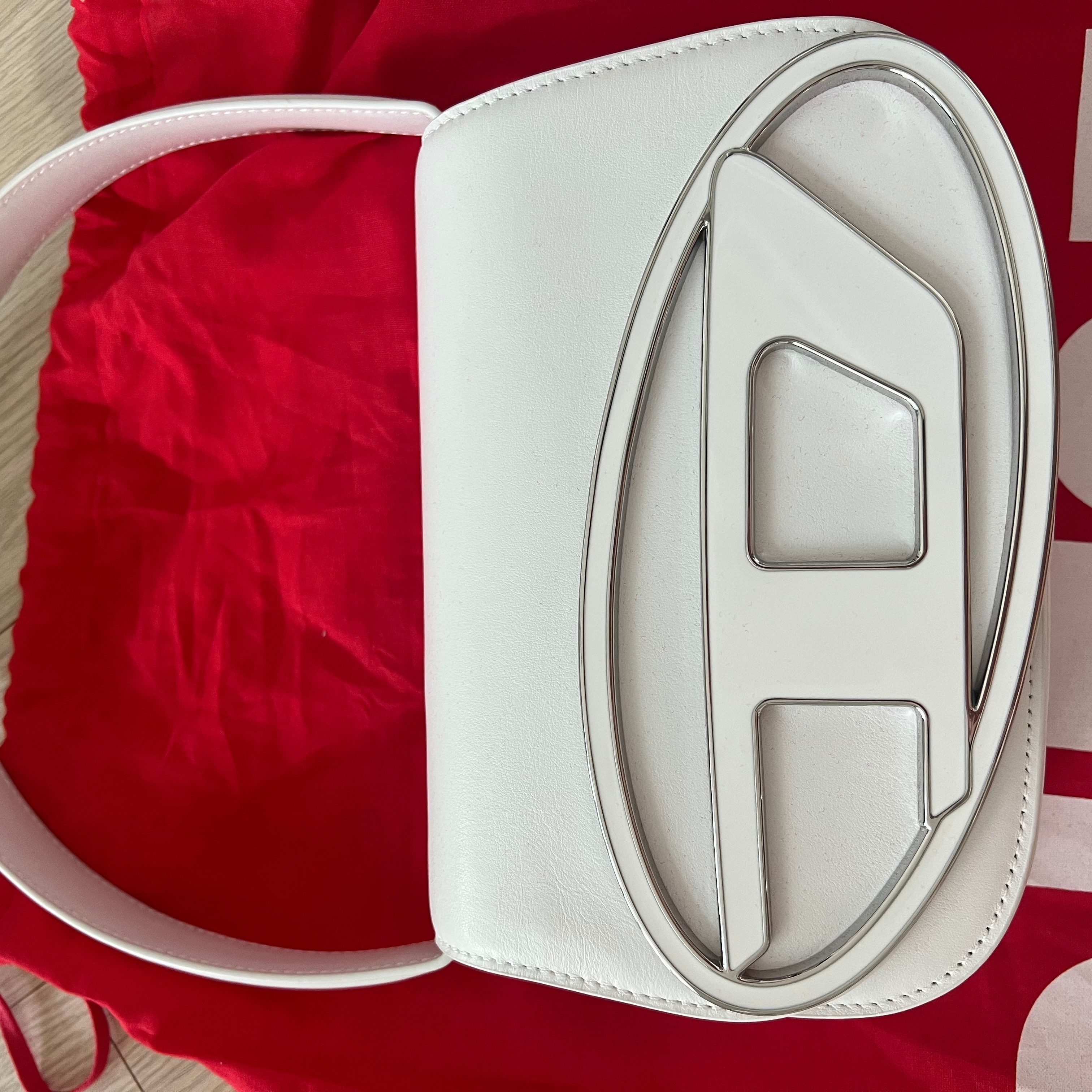 Diesel 1DR Shoulder Bag in Nappa Leather White 착용 스타일