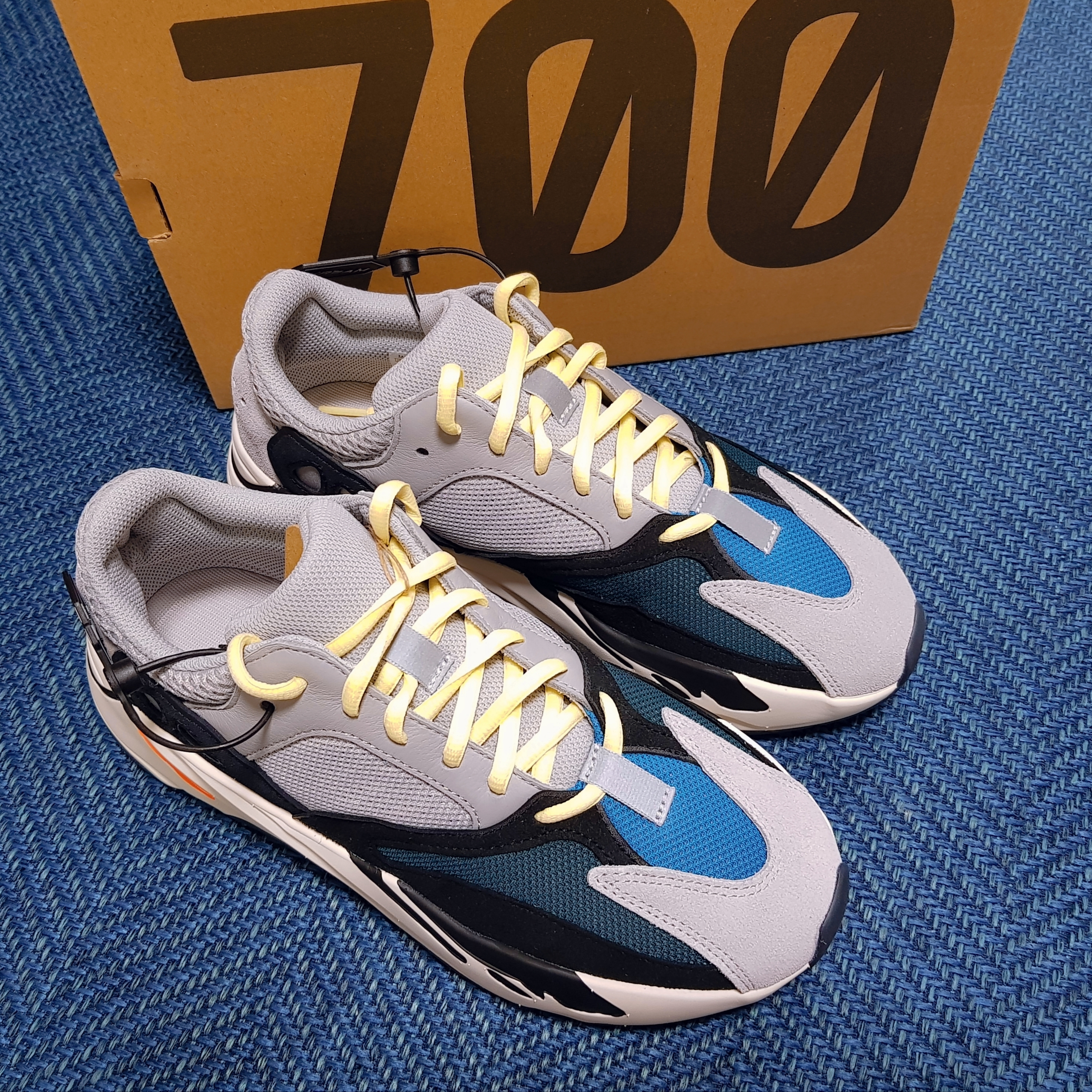 Adidas Yeezy Boost 700 Wave Runner Solid Grey 2021/2022 착용 스타일