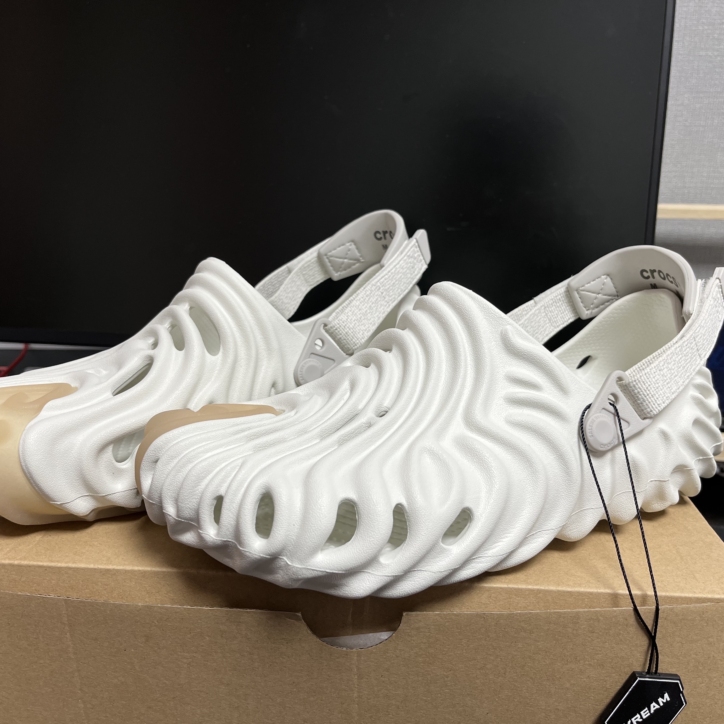 Adidas Yeezy Slide Bone 2022/2023, Crocs x Salehe Bembury Pollex Clog Stratus 착용 스타일 - 2