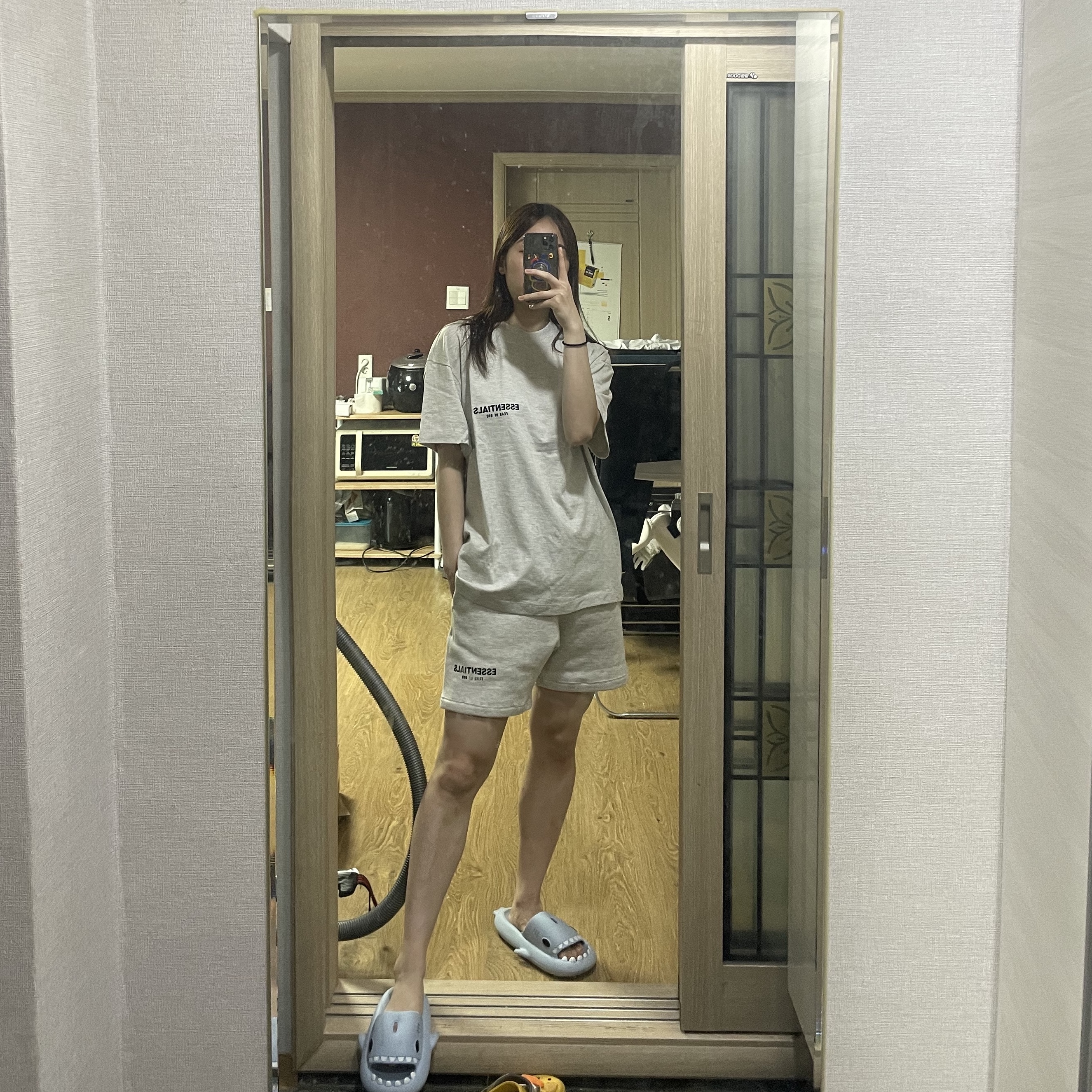 Essentials The Core Collection Sweatshorts Light Oatmeal, Essentials The Core Collection T-Shirt Light Oatmeal 착용 스타일