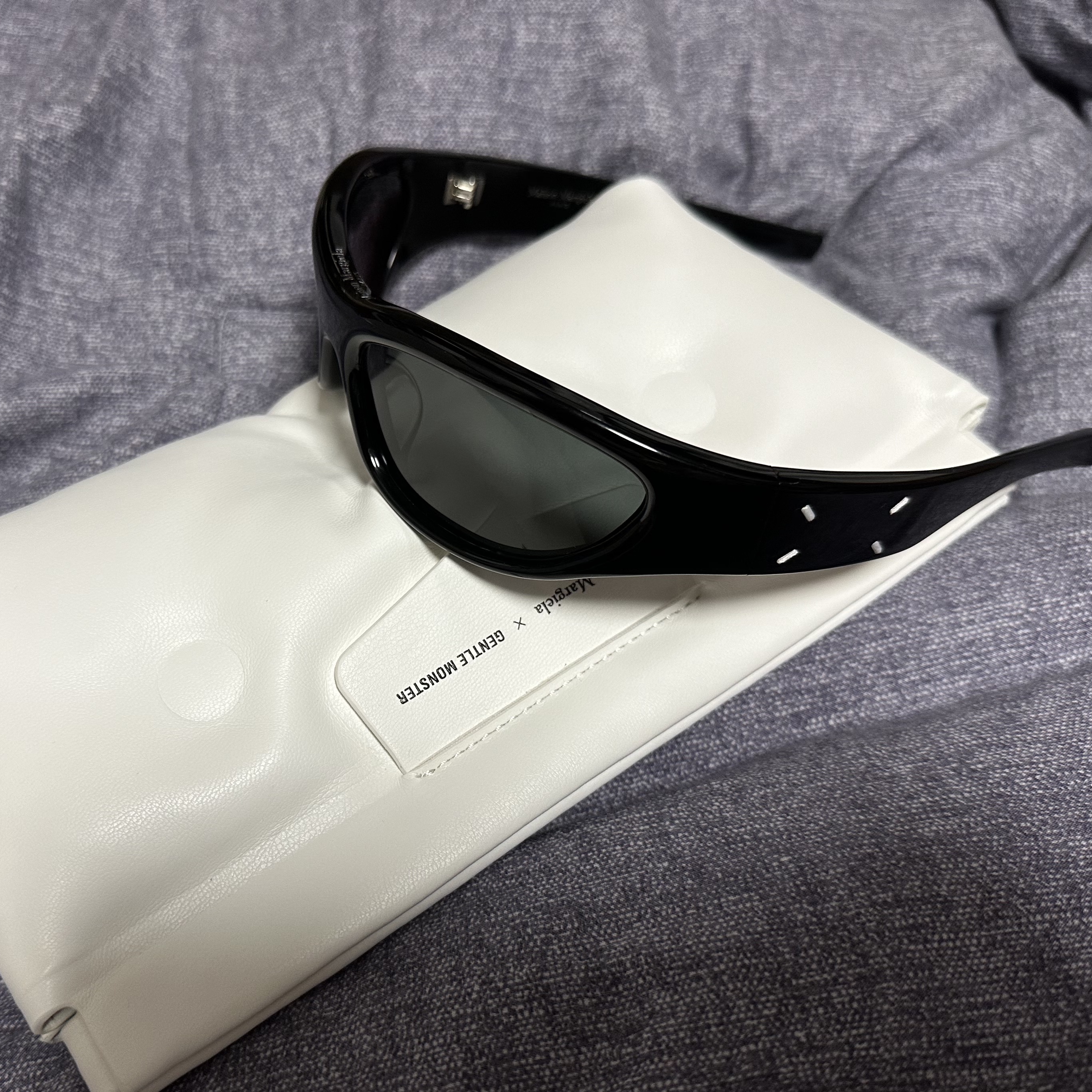 Gentle Monster x Maison Margiela MM003 Black Black 착용 스타일 - 1