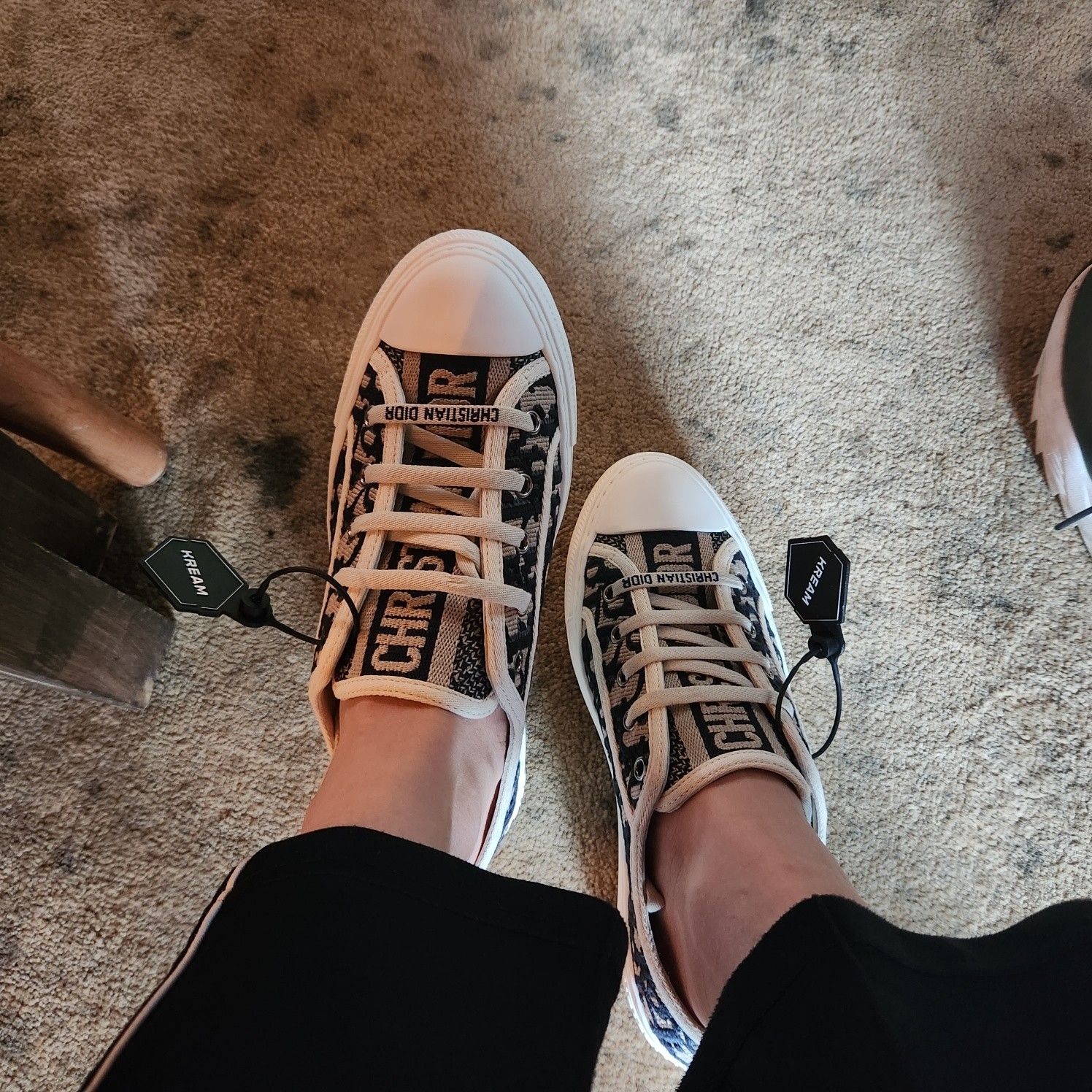 (W) Dior Walk'N'Dior Sneakers Oblique Navy 착용 스타일