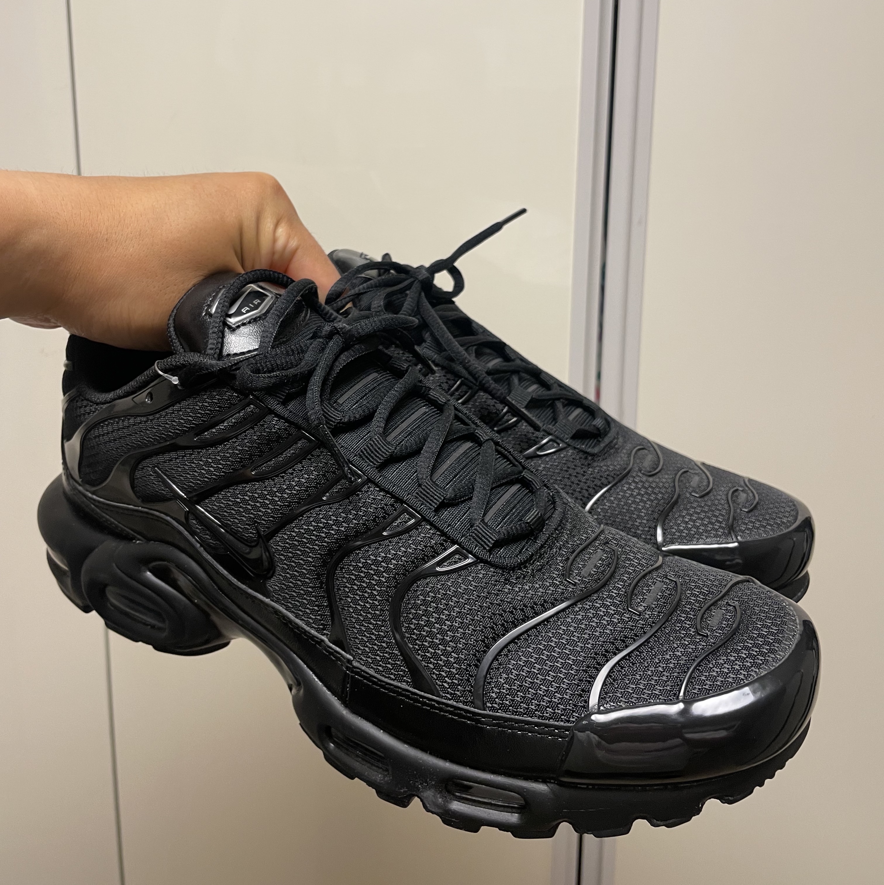 Nike Air Max Plus Triple Black 착용 스타일 - 2