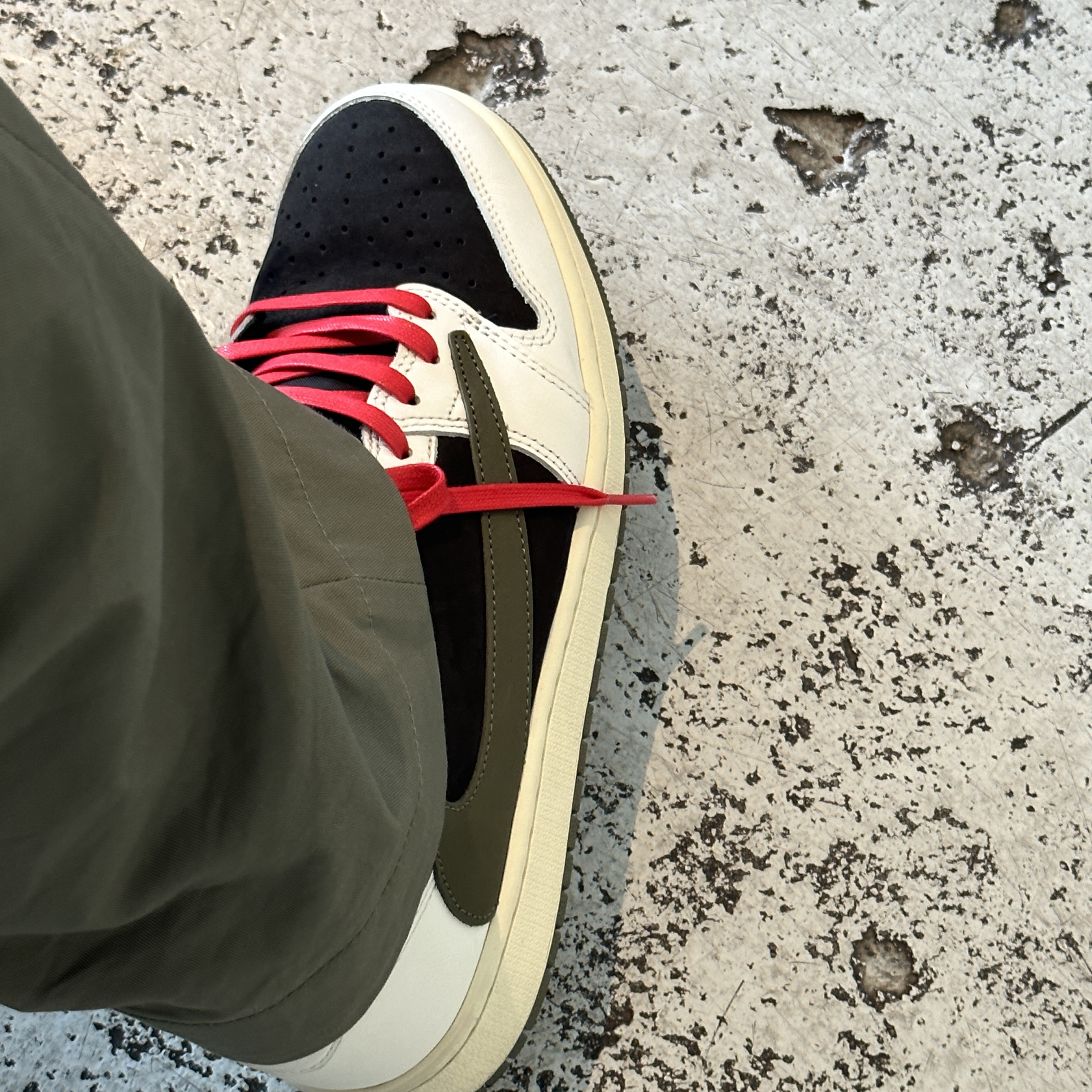 (W) Jordan 1 x Travis Scott Retro Low OG SP Medium Olive 착용 스타일 - 3
