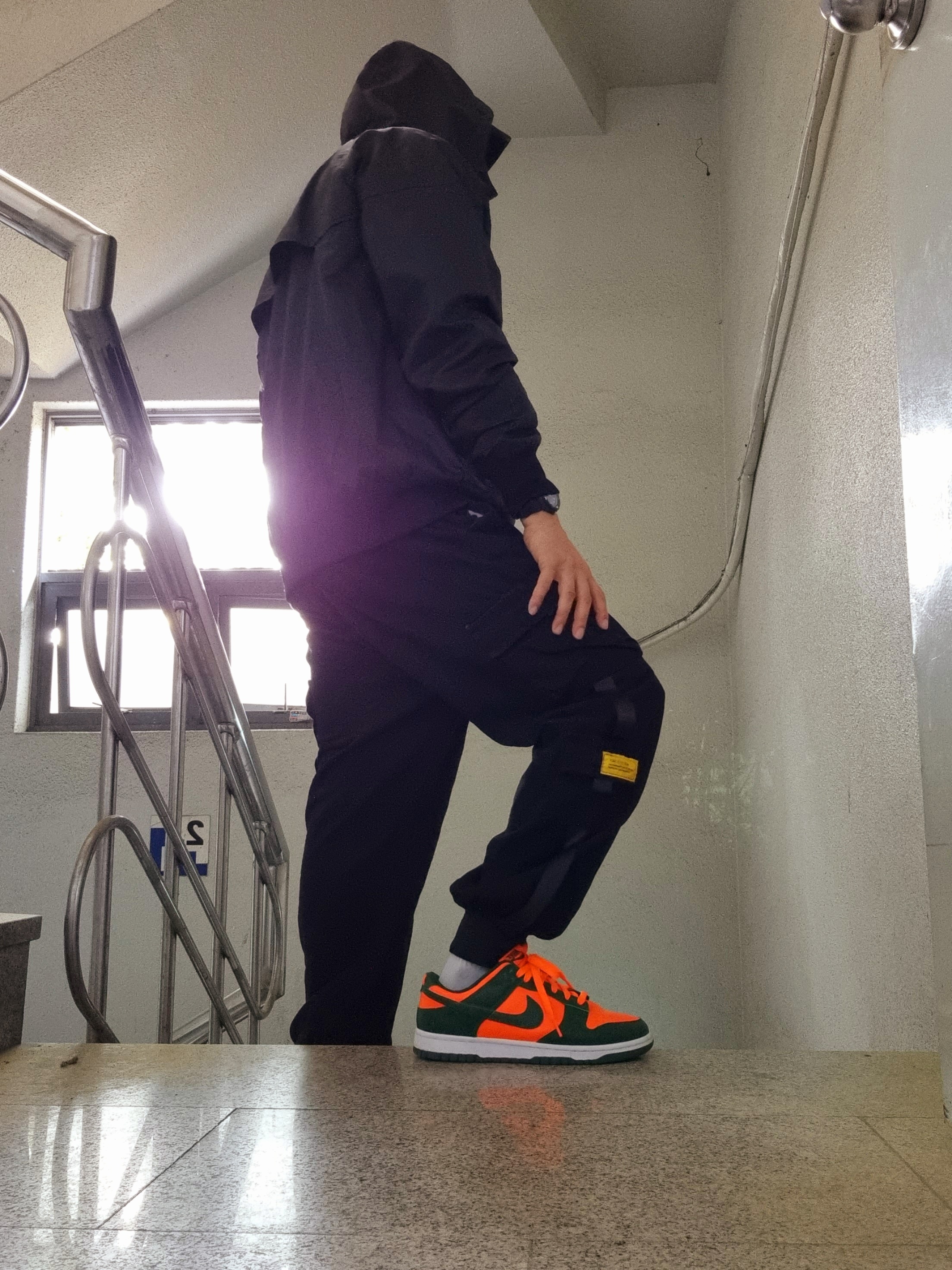 나이키 NSW 윈드러너 후드 자켓 블랙 - US/EU, 나이키 덩크 로우 골지 그린 앤 토탈 오렌지 착용 스타일 - 1
