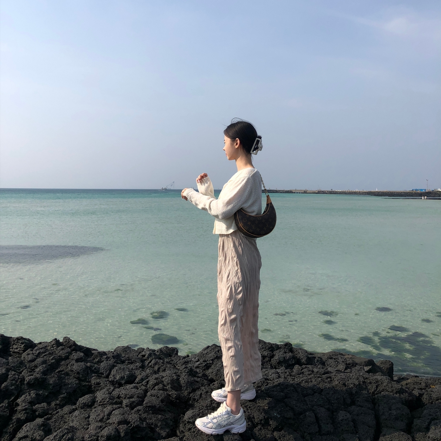 (W) 아식스 젤 1130 크림 퓨어 실버, 루이비통 루프 모노그램 착용 스타일 - 2