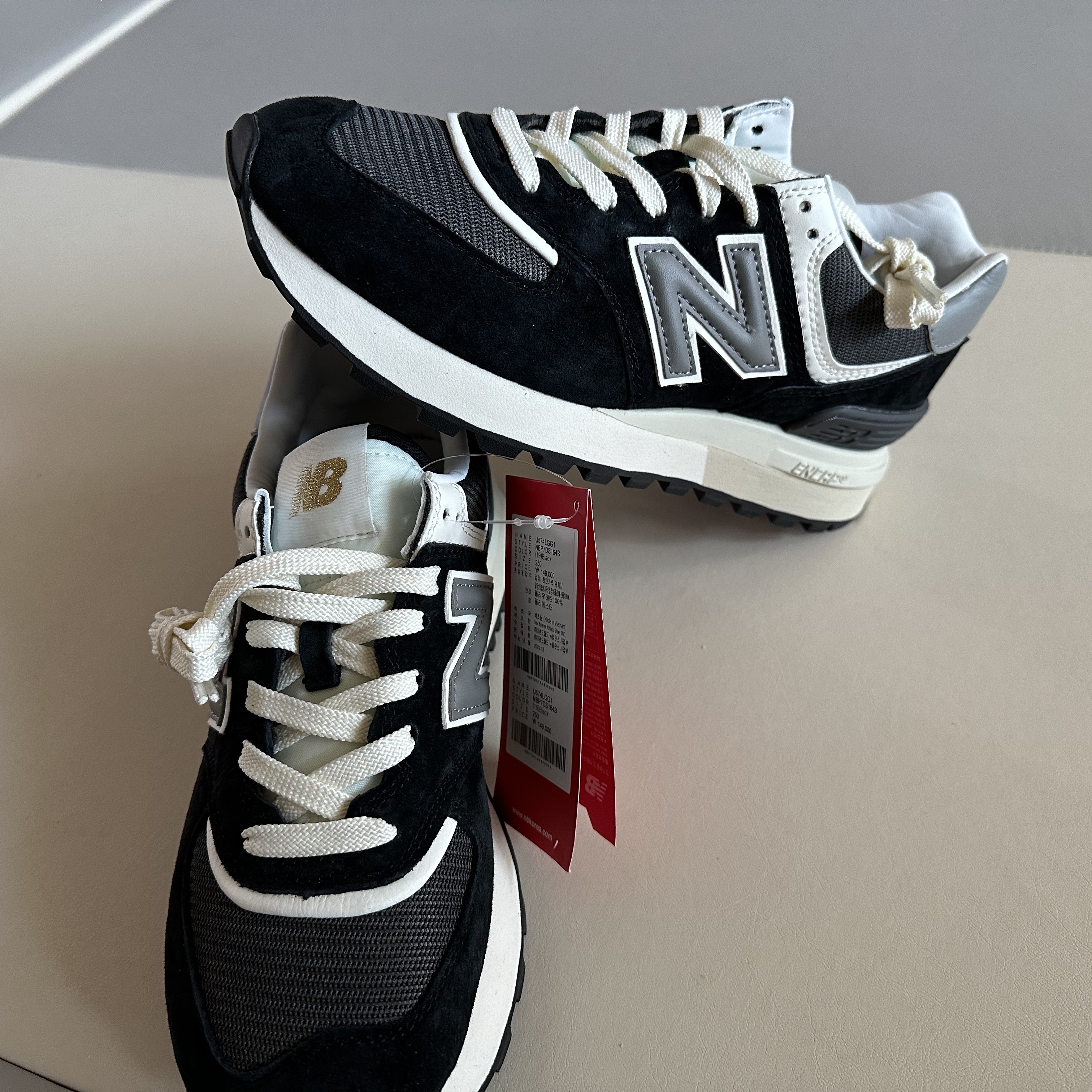 New Balance 574 Legacy Black 착용 스타일 - 1