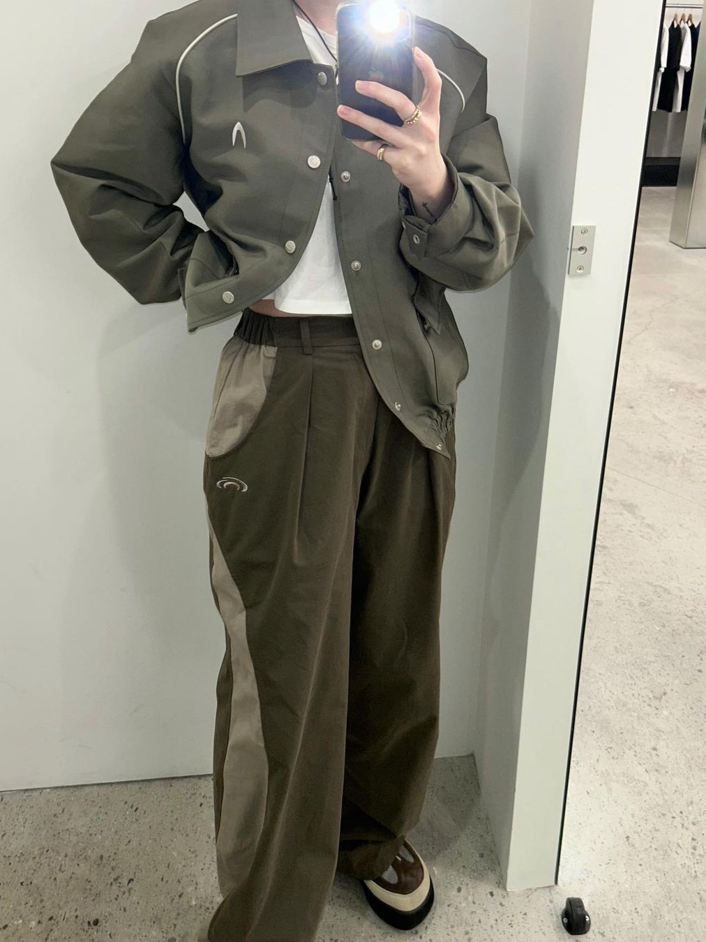 Art Of Field Round Colorway Pintuck Pants Khaki Brown 착용 스타일 - 1