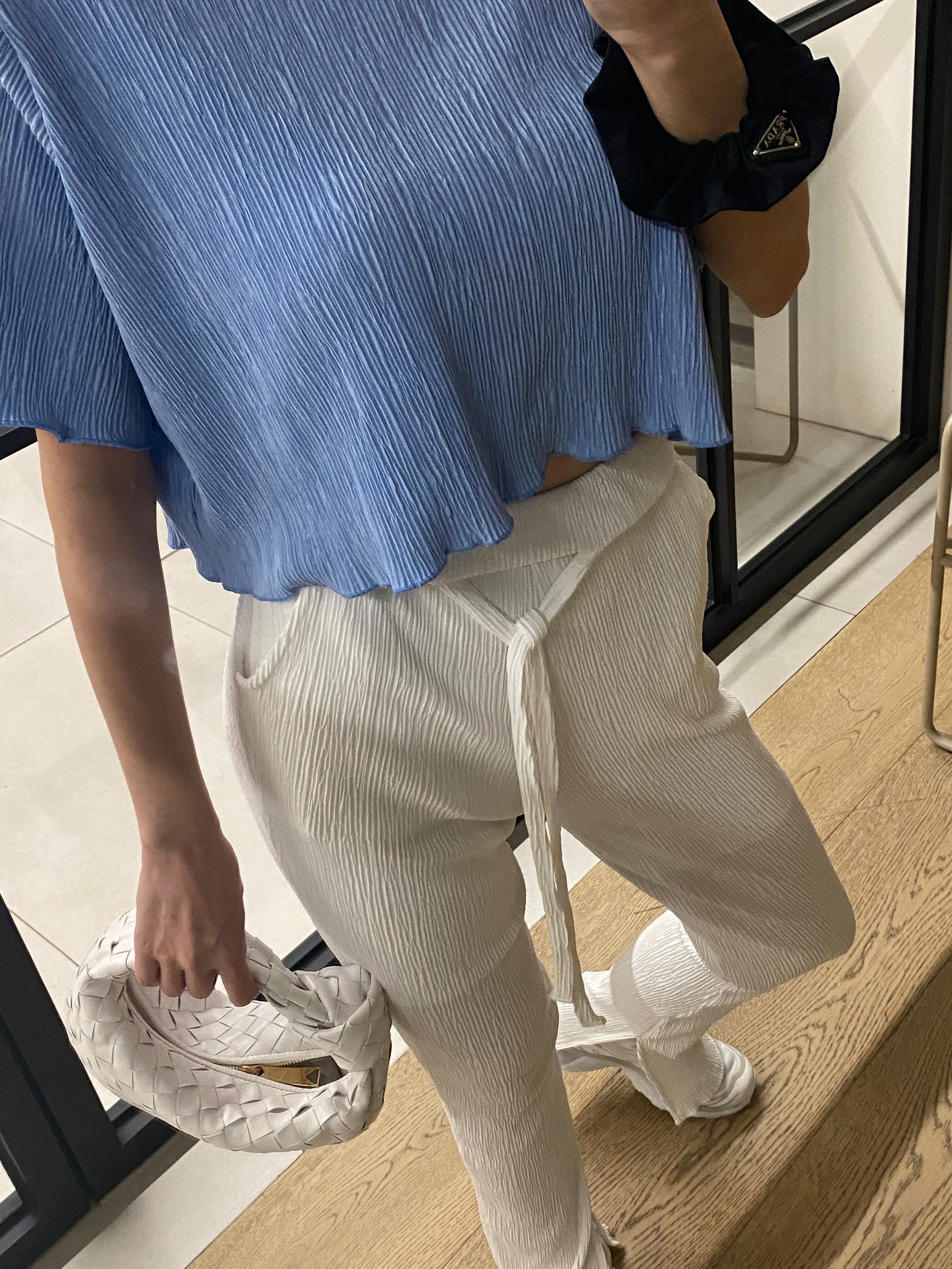(W) Prada Re-Nylon Scrunchie Black, Salomon XT-6 ADV White 착용 스타일
