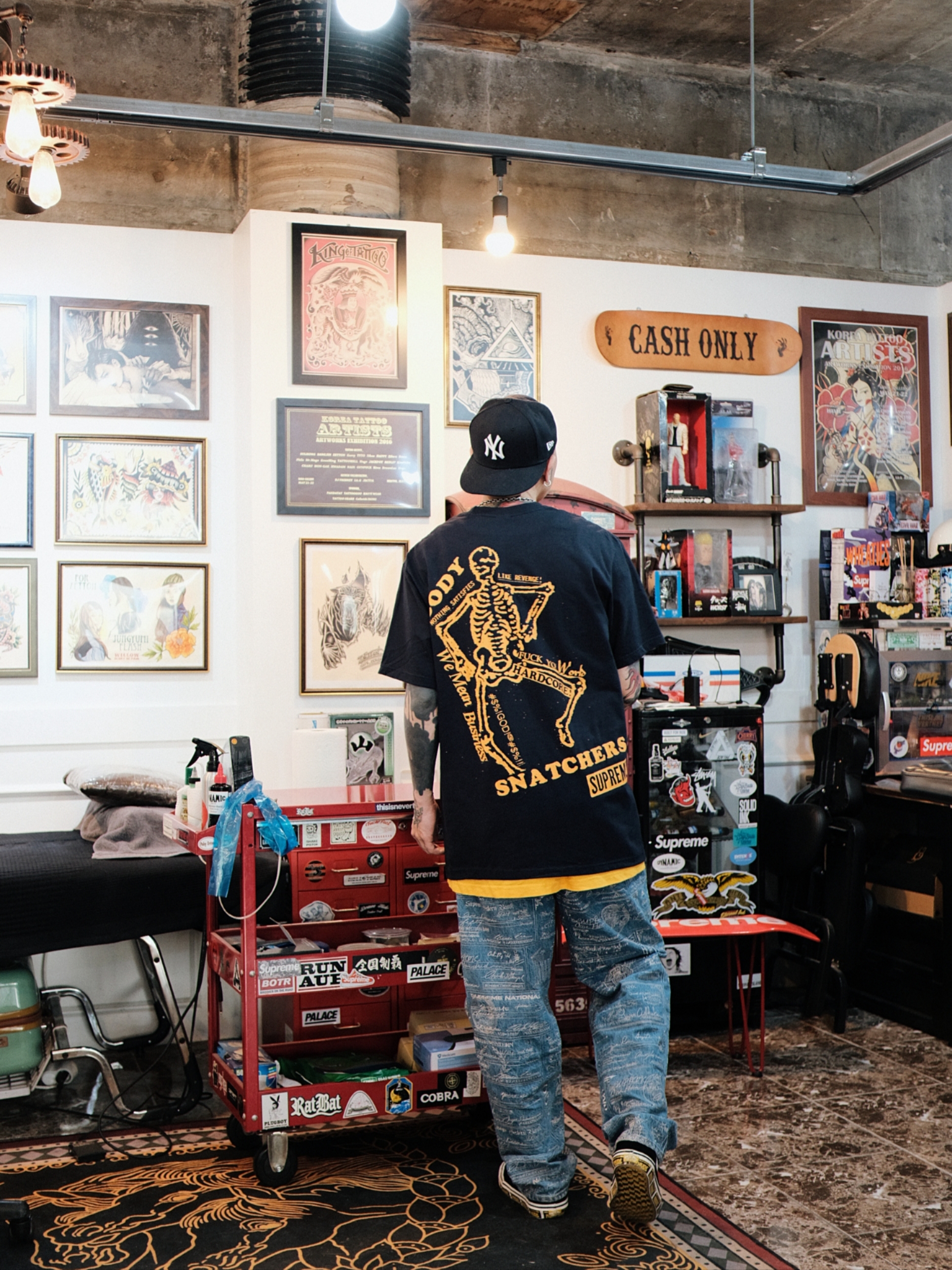 Supreme Body Snatchers T-Shirt Navy - 23SS, Supreme Checks Embroidered Jean Blue - 20SS 착용 스타일 - 2