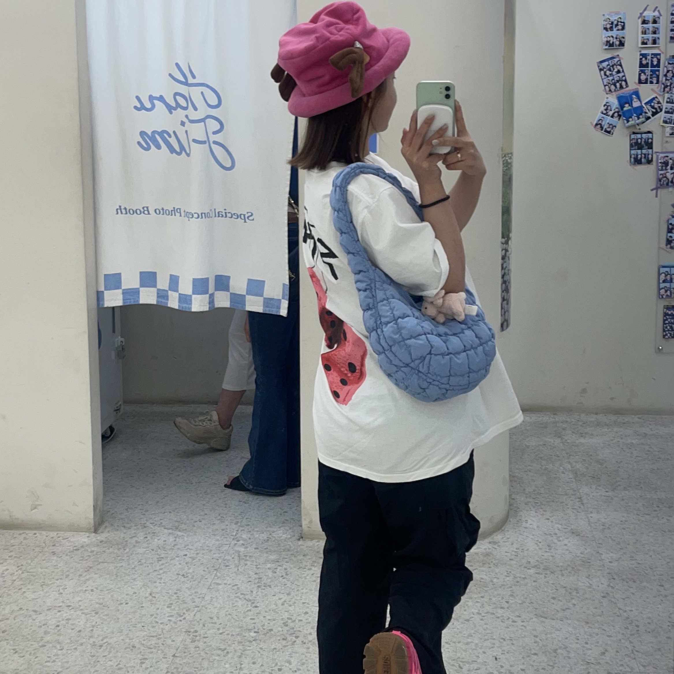 Stussy Fuzzy Dice T-Shirt White, Jellycat Bashful Bunny Bag Charm Blush 착용 스타일