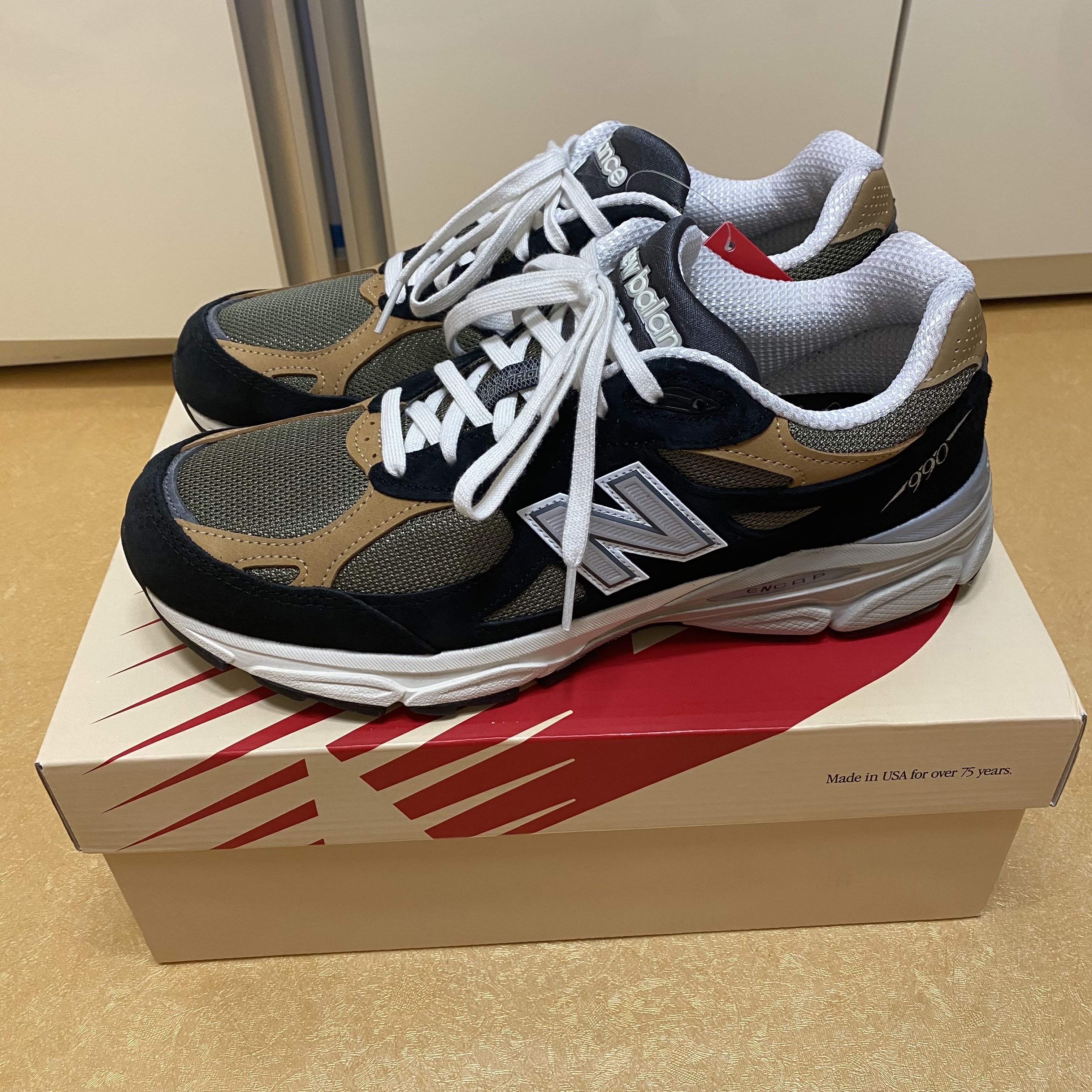New Balance 990v3 Made in USA Black Tan 착용 스타일