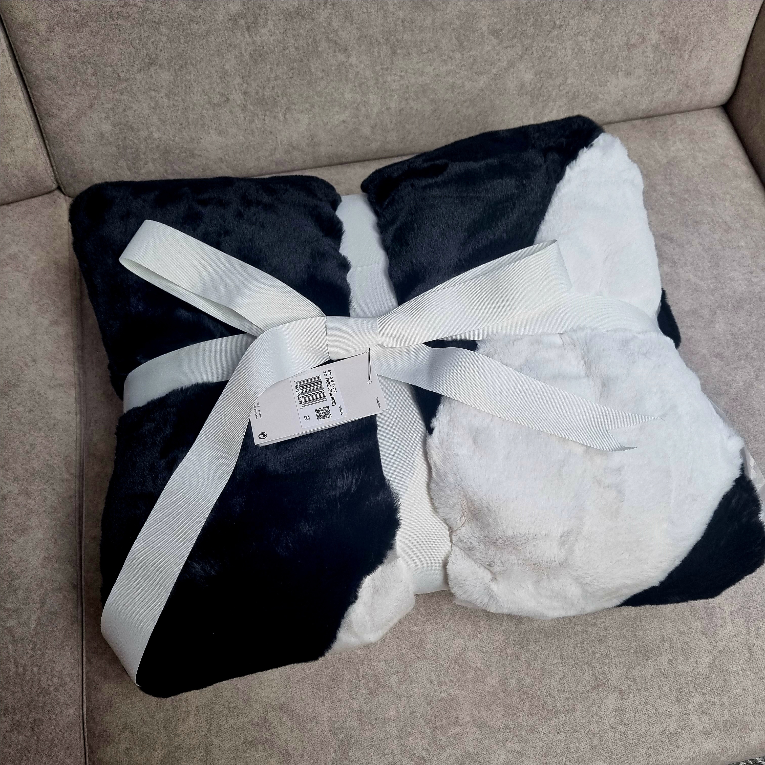Nike NSW Faux Fur Blanket Black White 착용 스타일 - 1