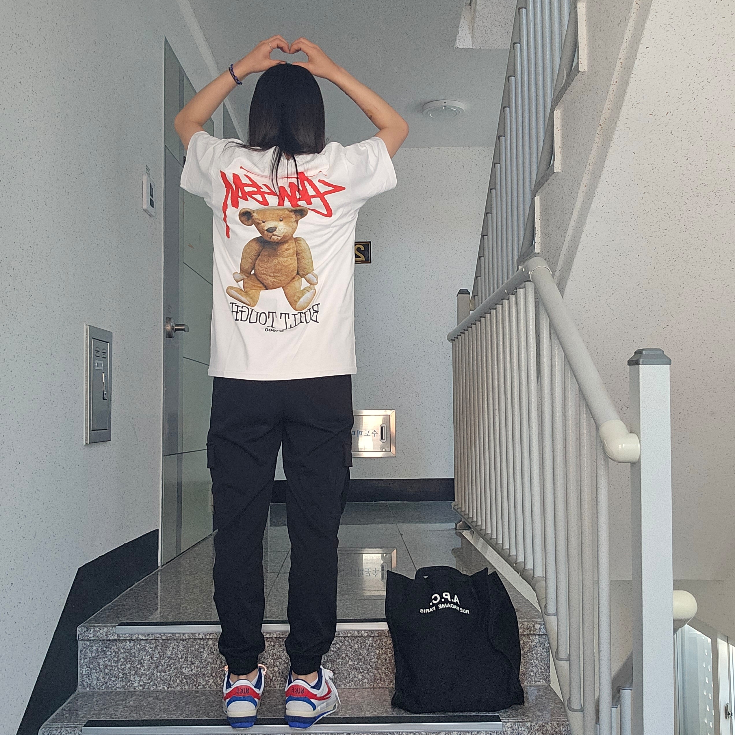 Stussy Built Tough T-Shirt White, Nike x Sacai Zoom Cortez SP White and University Red 착용 스타일 - 1