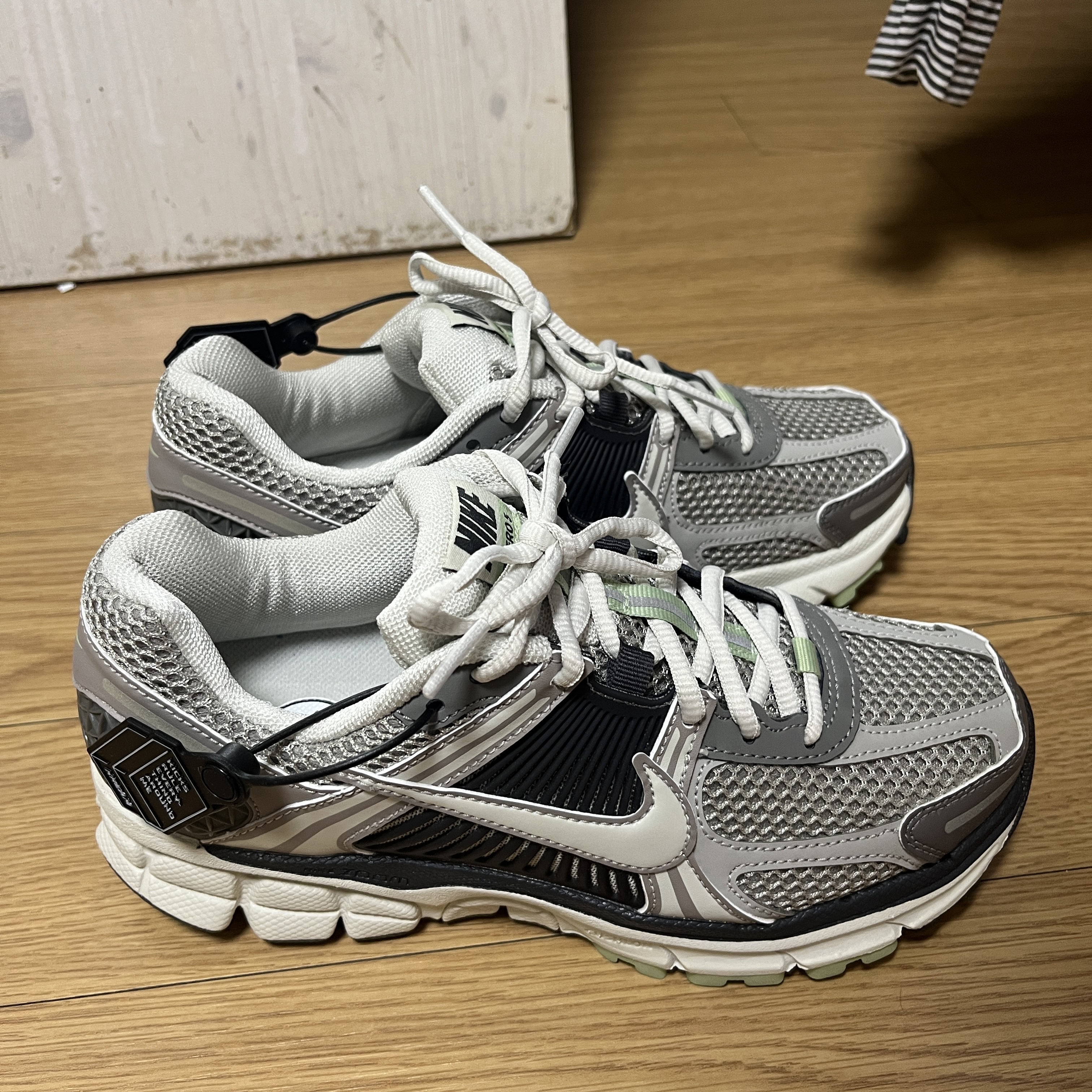 (W) Nike Zoom Vomero 5 Cobblestone and Flat Pewter 착용 스타일