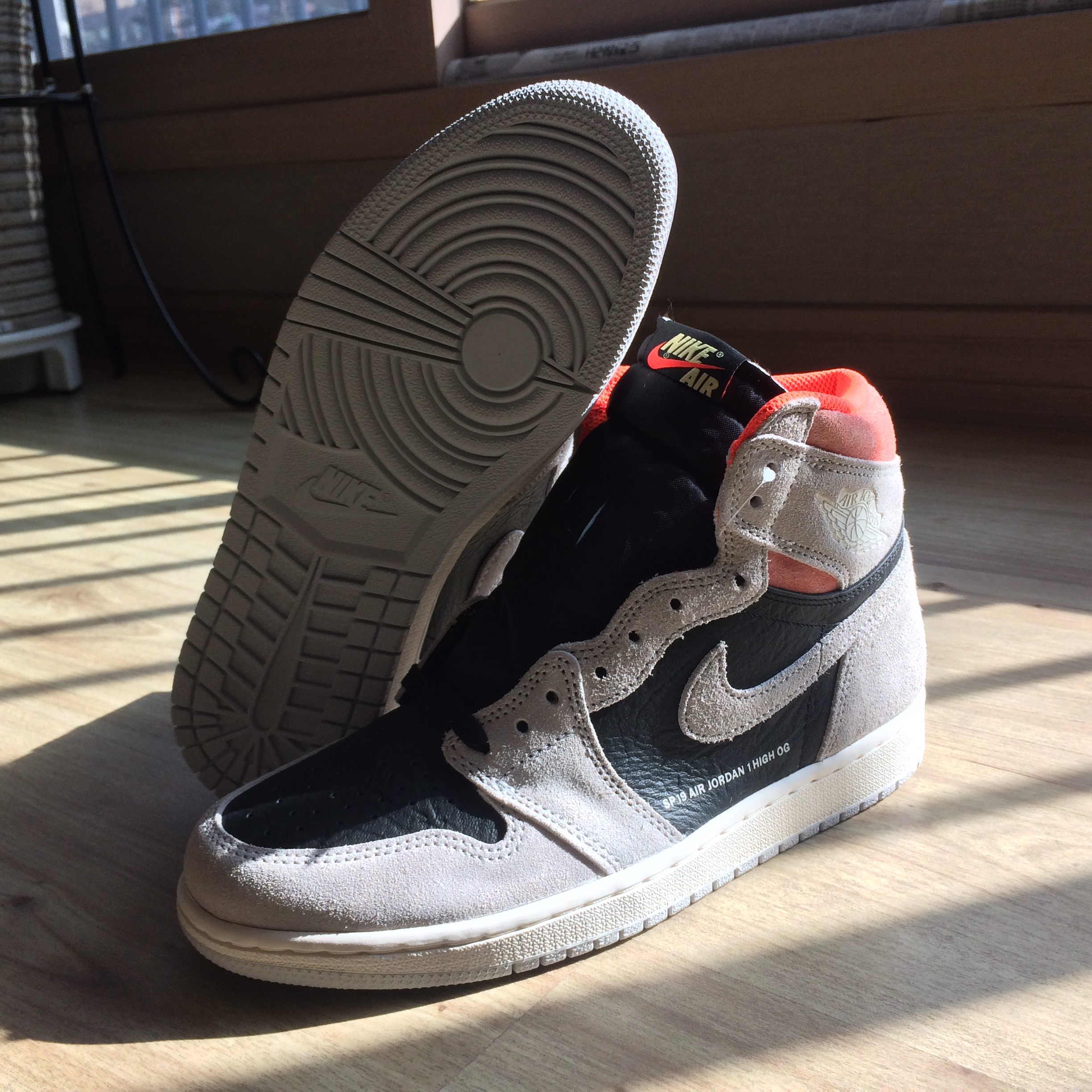 Jordan 1 Retro High Neutral Grey Hyper Crimson 착용 스타일