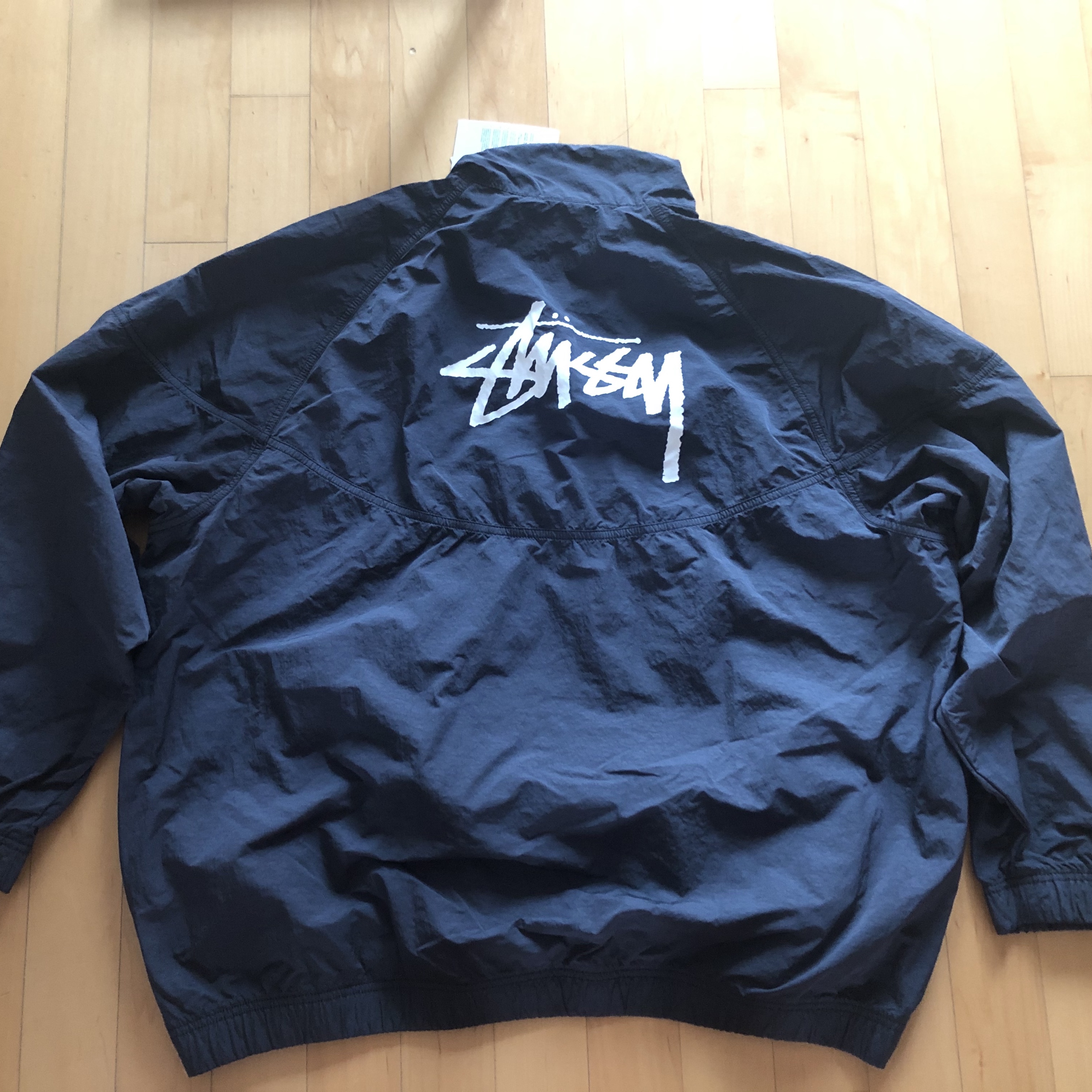 Nike x Stussy Windrunner Jacket Off Noir 착용 스타일 - 2