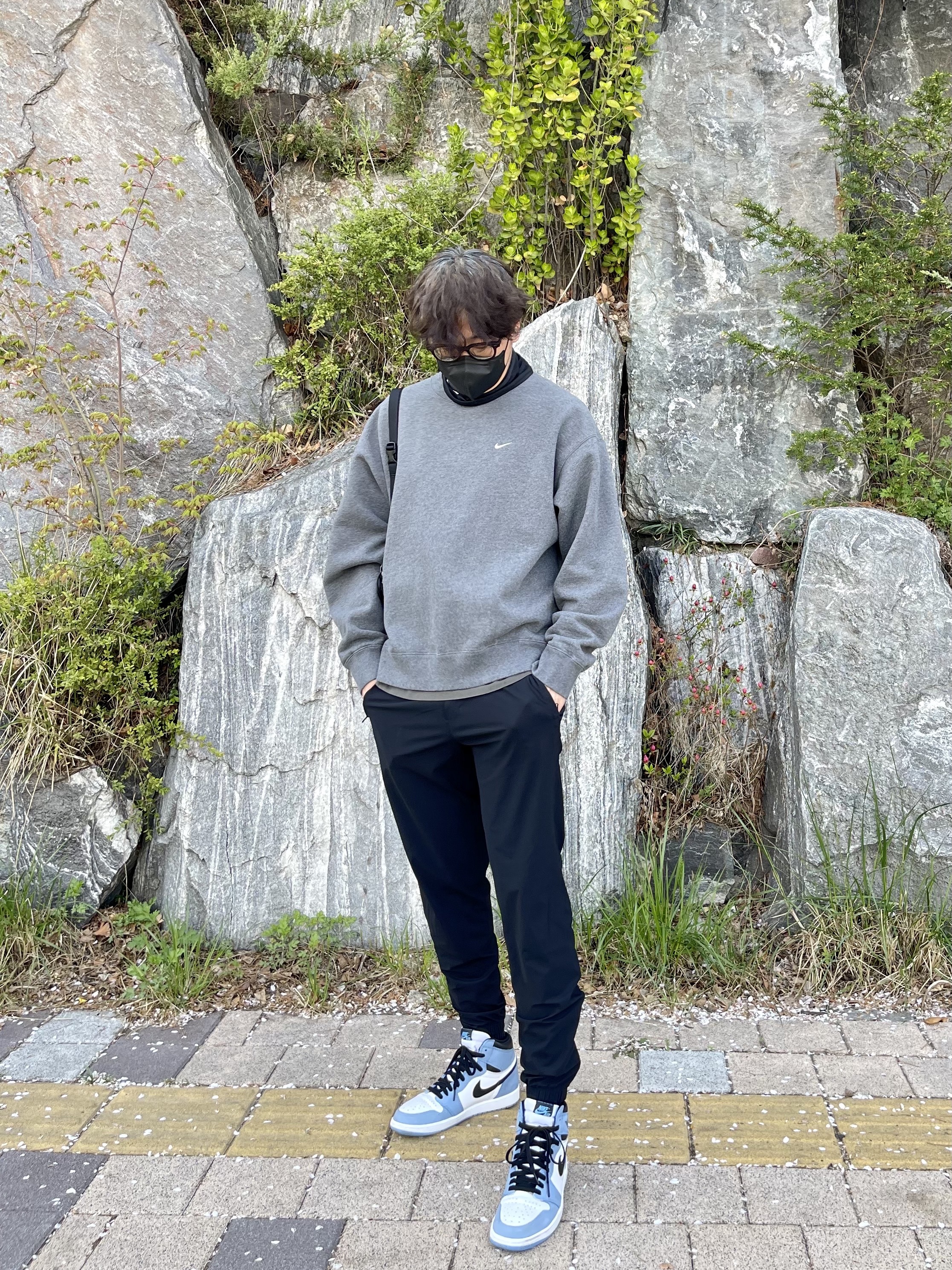 Jordan 1 Retro High OG University Blue, Nike M NRG Crew Wash Charcoal Heather 착용 스타일