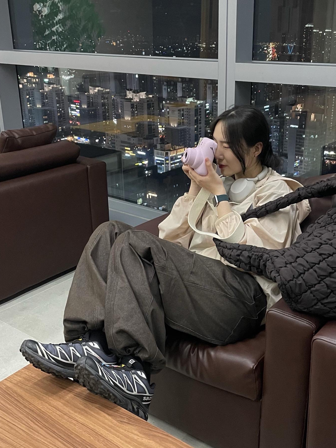 (W) Mischief SS Color Blocked Windbreaker Beige, Salomon XT-6 Gore-Tex Black Ebony 착용 스타일 - 2