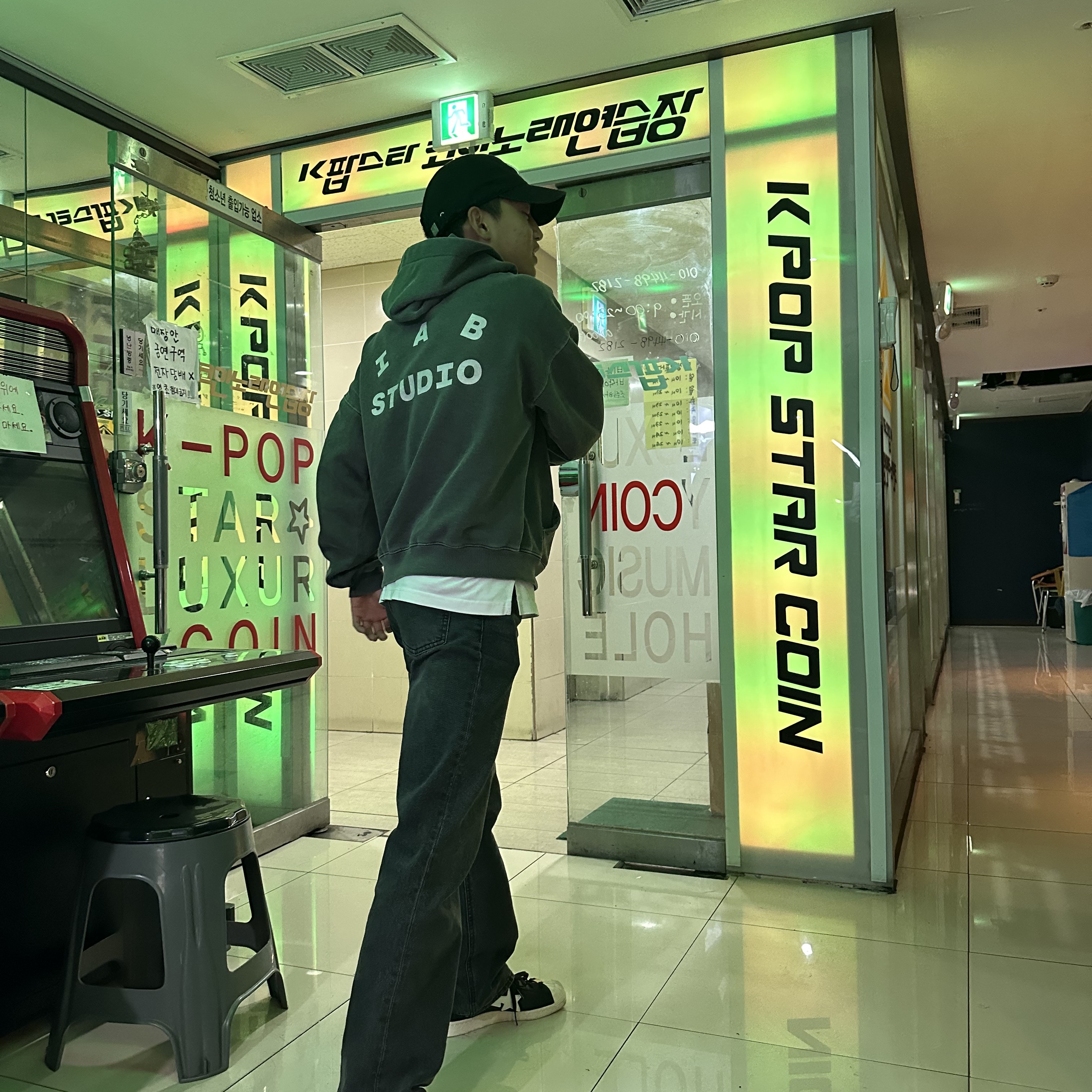 아디다스 x 베이프 슈퍼스타 80s 코어 블랙 오프 화이트, 아이앱 스튜디오 피그먼트 후드 & 색 블랙 착용 스타일 - 2