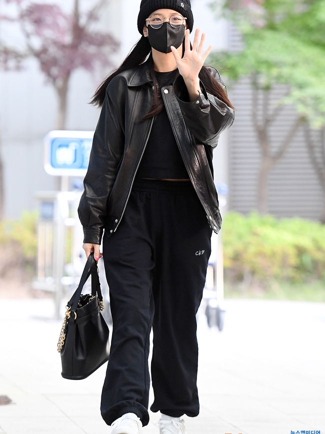 (W) Calvin Klein x Jennie Cotton French Terry Jogger Pants Black Beauty, (W) Adidas Forum Bold White Brown 착용 스타일