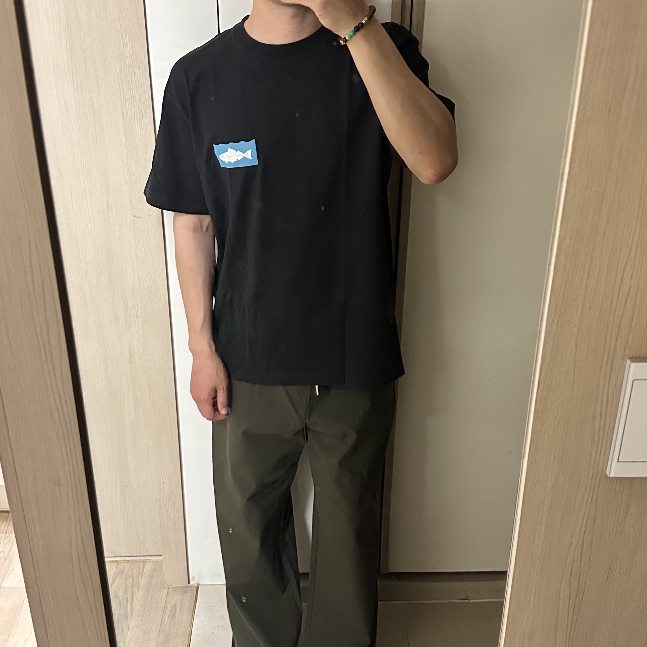 Stussy x Heal The Bay Ocean Pigment Dyed T-Shirt Black 착용 스타일 - 2