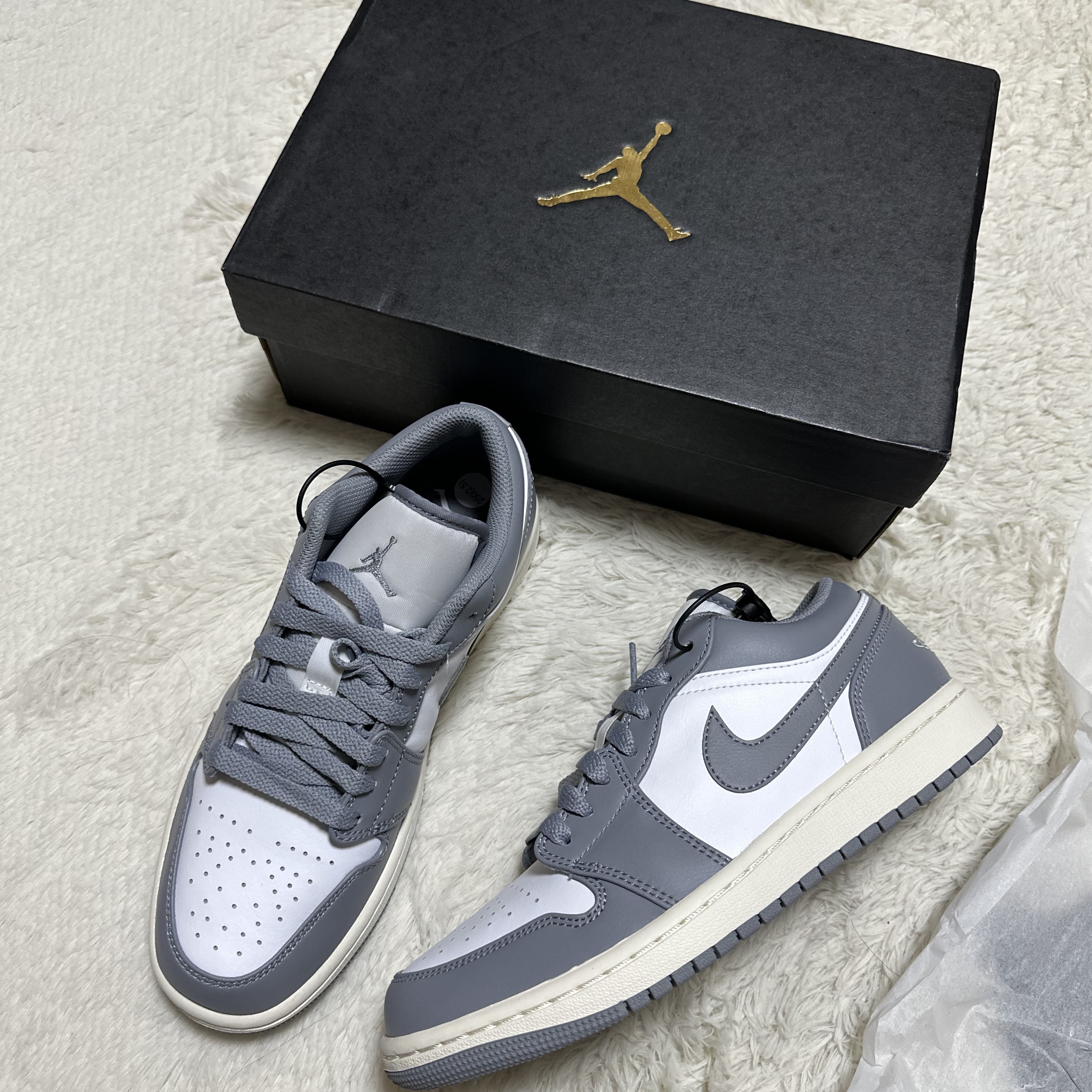 Jordan 1 Low Stealth and White 착용 스타일