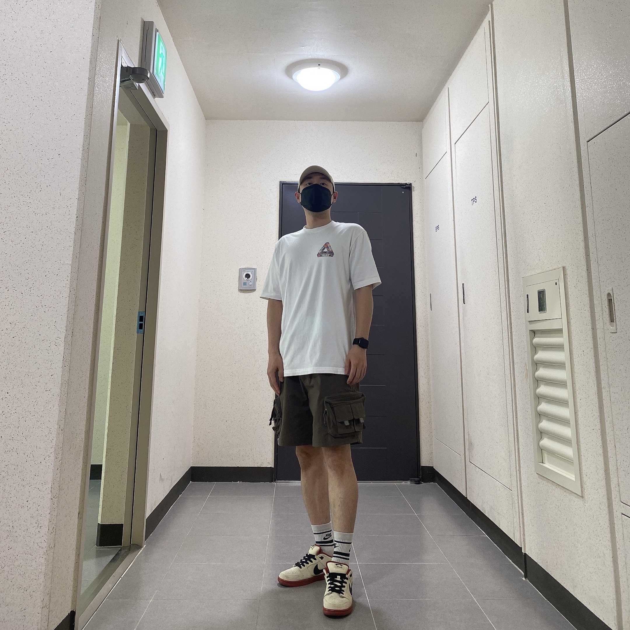 Palace Tri-Sticker Pack T-Shirt White - 21FW, Nike ACG Cargo Shorts Ironstone - Asia 착용 스타일