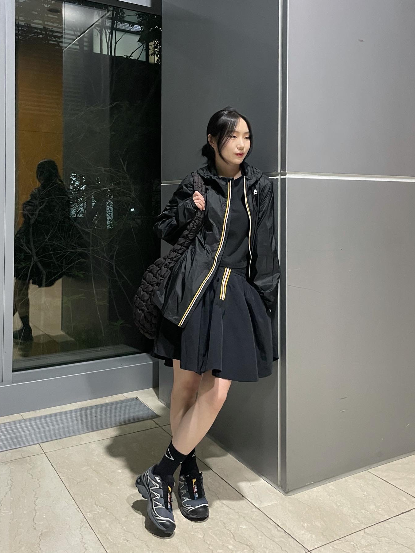 Salomon XT-6 Gore-Tex Black Ebony, COS Quilted Oversized Shoulder Bag Brown 착용 스타일 - 3