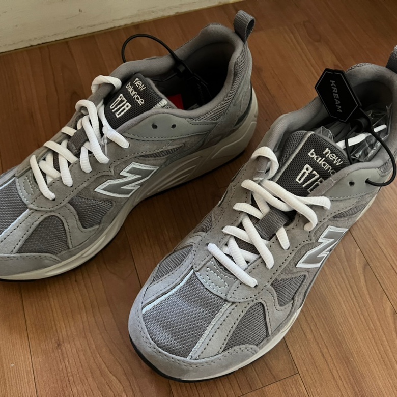 New Balance 878 Gray 착용 스타일