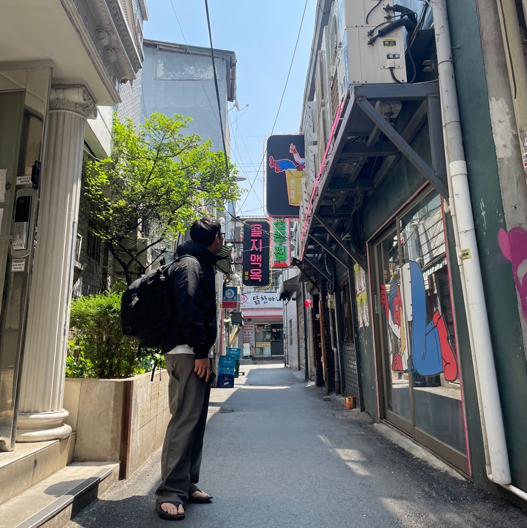 Arc'teryx Atom LT Hoody Black, Oofos OOriginal Black 착용 스타일