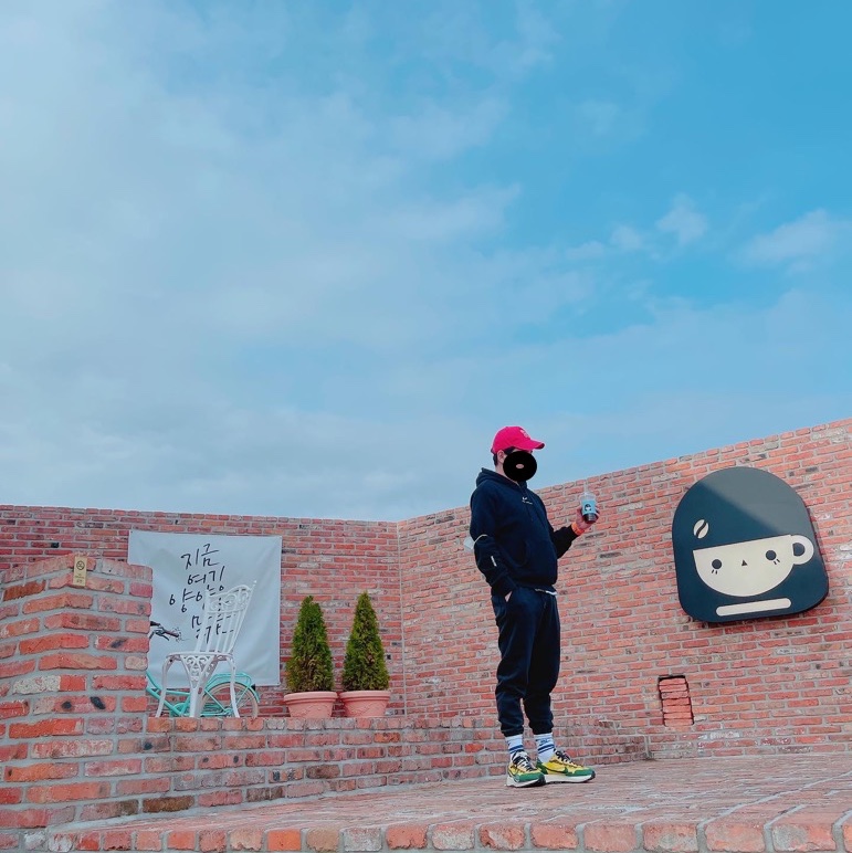 Nike x Sacai VaporWaffle Tour Yellow & Gorge Green Sail, Nike x Drake Nocta NRG Essential Fleece Hoodie Black - Asia 착용 스타일