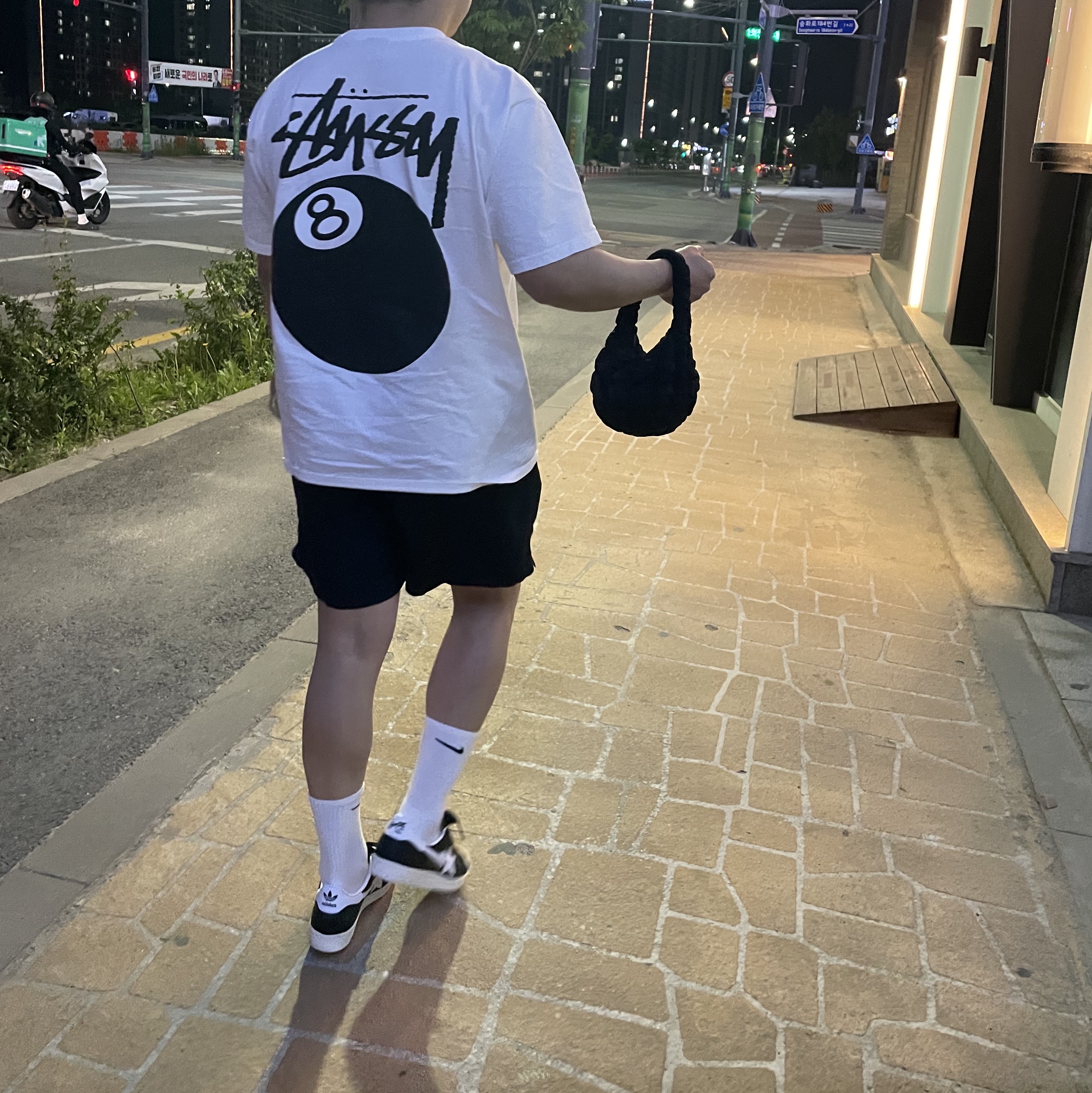 코스 퀼티드 마이크로백 블랙, 스투시 스탁 워터 쇼츠 블랙 착용 스타일