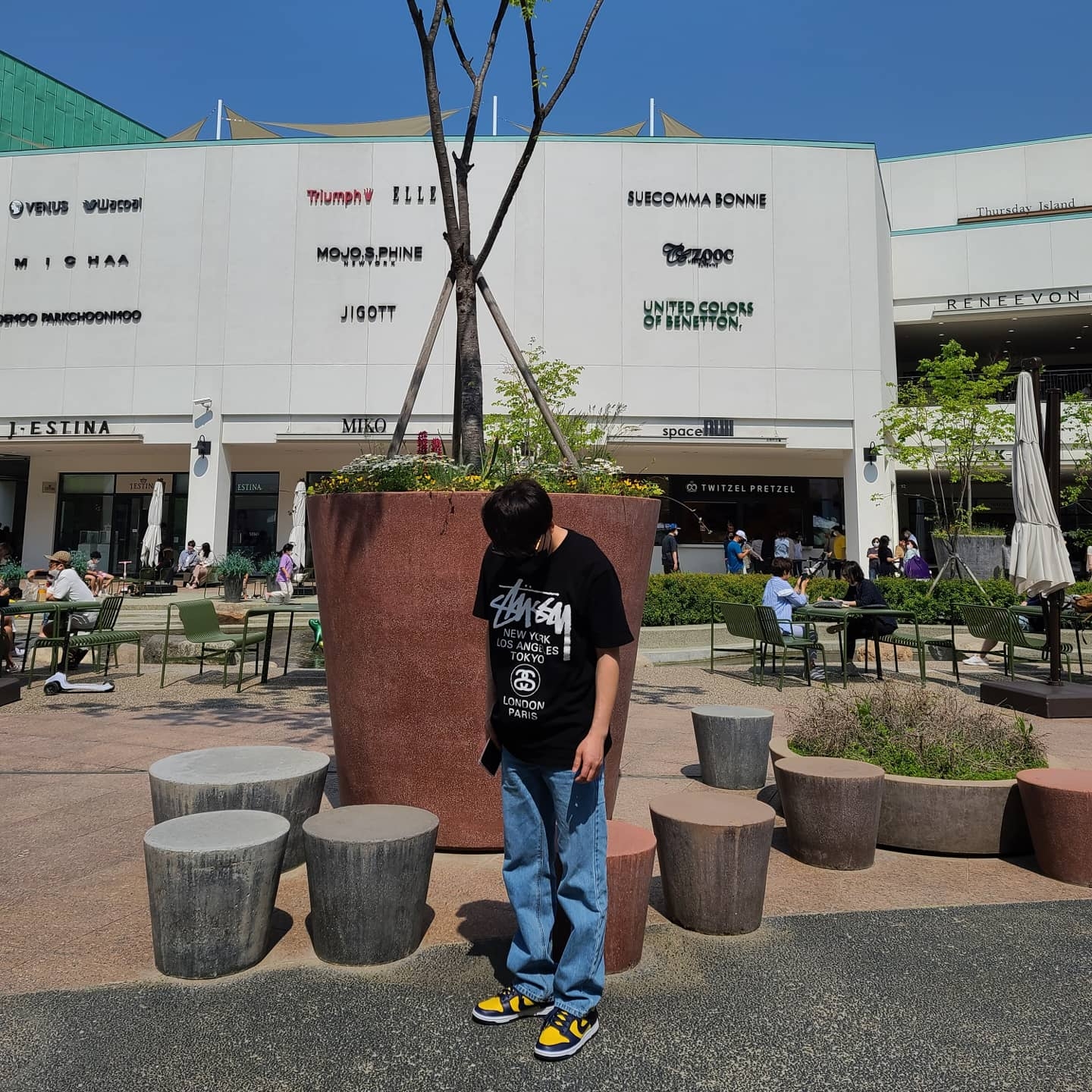 Stussy World Tour T-Shirt Black, Nike Dunk Low Retro Varsity Maize 착용 스타일