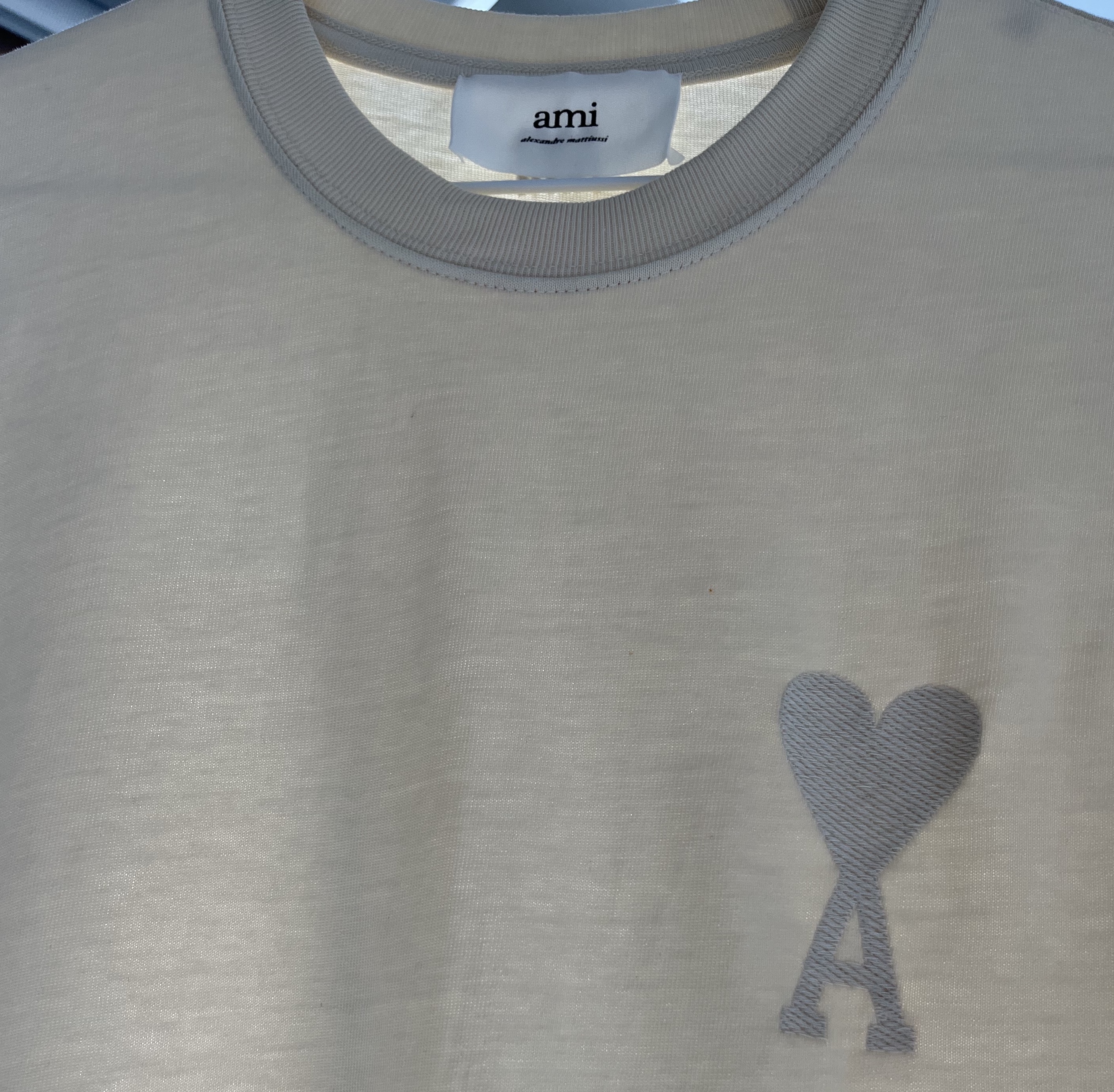 AMI de Coeur Tone-On-Tone T-Shirt Off White 착용 스타일