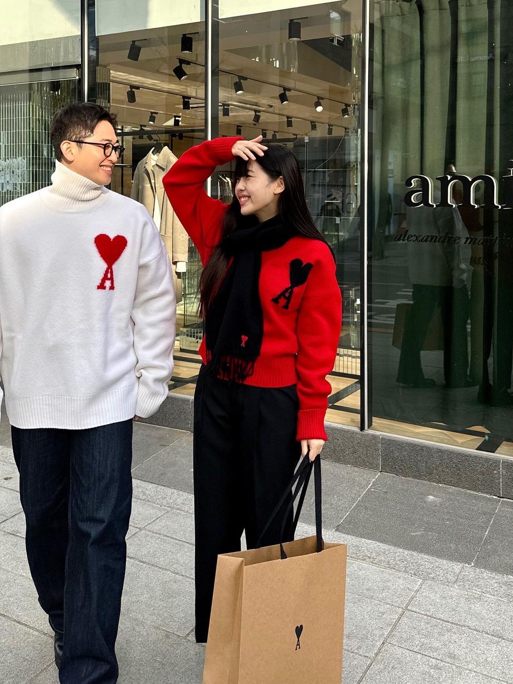 AMI de Coeur Oversize Intarsia Cardigan Red Black 착용 스타일